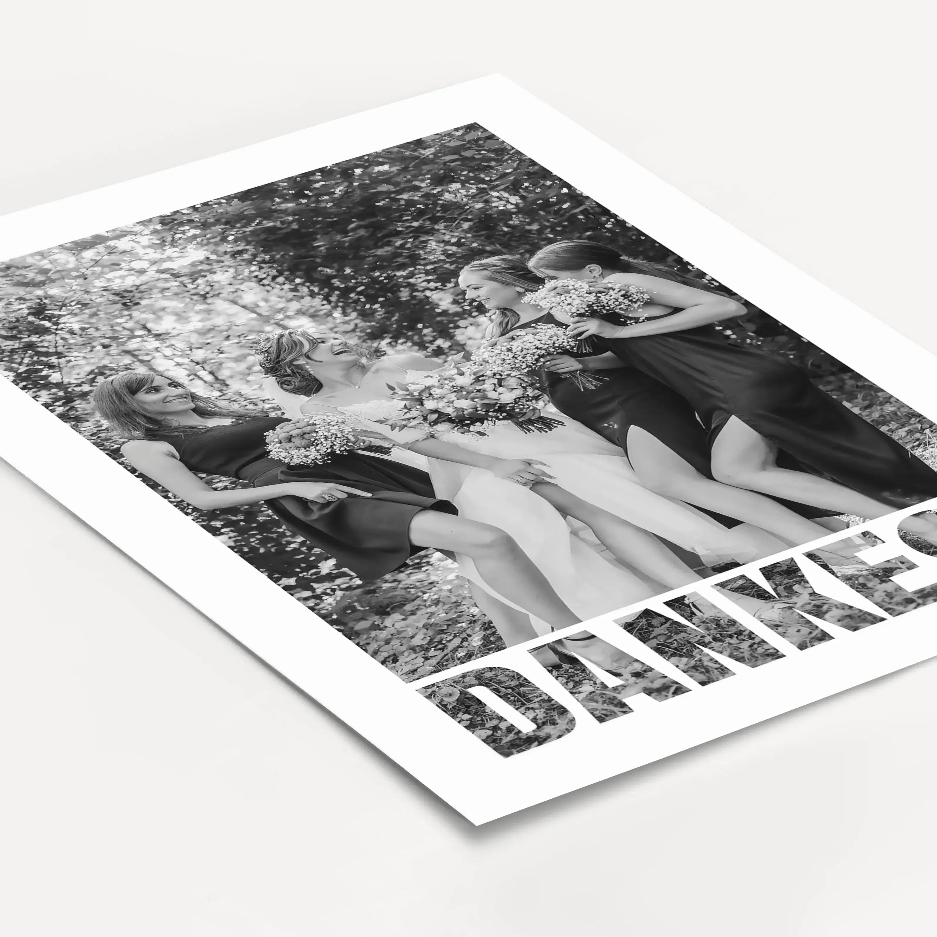 Foto Poster Danke-Personalisiertes Poster-famprints-Mit dem Foto Poster Danke von famprints sagst du auf persönliche und stilvolle Weise Danke. Dein eigenes Foto steht im Mittelpunkt und wird durch das klare DANKE Motiv mit Herz zu einer starken Botschaft