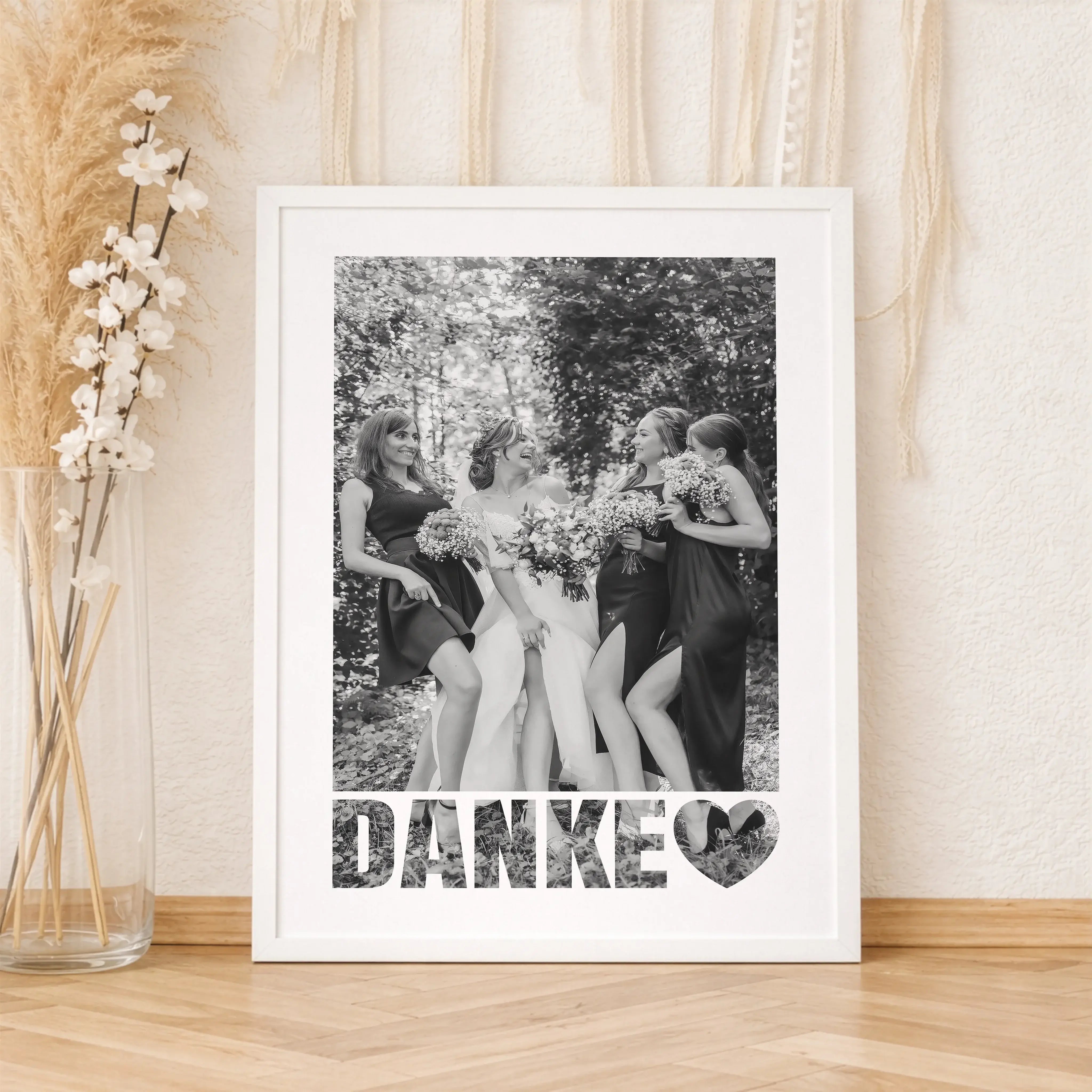 Foto Poster Danke-Personalisiertes Poster-famprints-Mit dem Foto Poster Danke von famprints sagst du auf persönliche und stilvolle Weise Danke. Dein eigenes Foto steht im Mittelpunkt und wird durch das klare DANKE Motiv mit Herz zu einer starken Botschaft