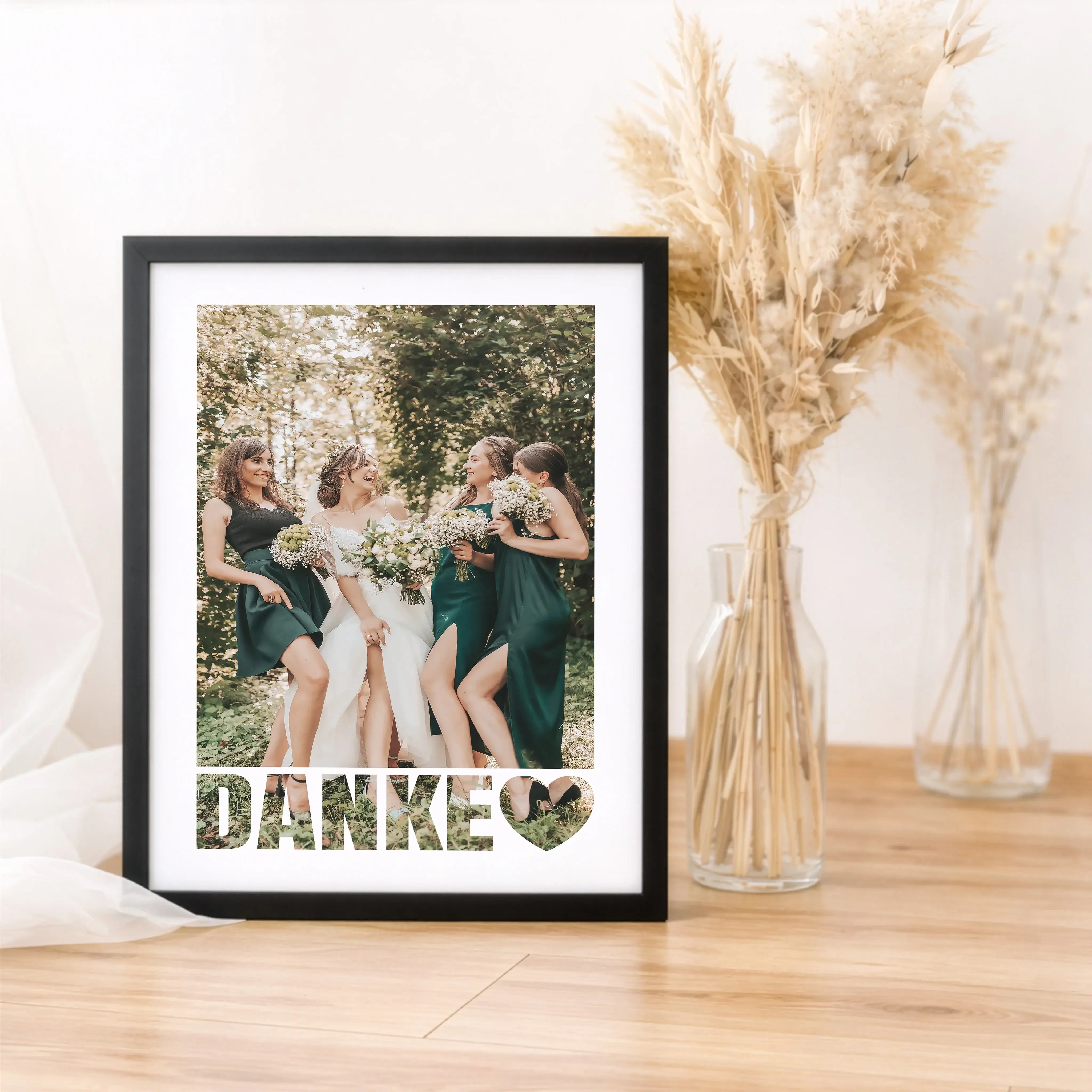 Foto Poster Danke-Personalisiertes Poster-famprints-Mit dem Foto Poster Danke von famprints sagst du auf persönliche und stilvolle Weise Danke. Dein eigenes Foto steht im Mittelpunkt und wird durch das klare DANKE Motiv mit Herz zu einer starken Botschaft