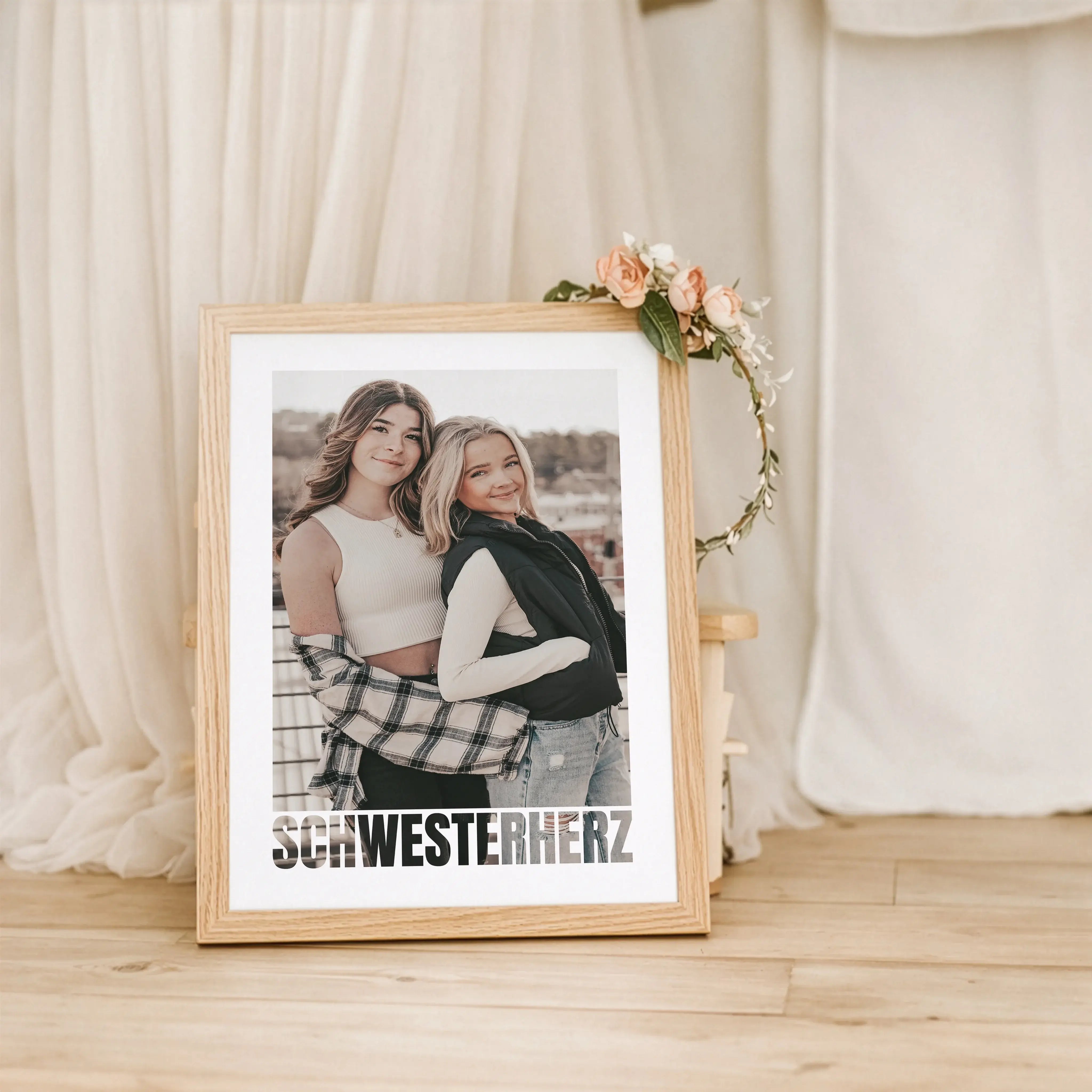 Schwesterherz Foto Poster-Personalisiertes Poster-famprints-Das Schwesterherz Foto Poster von famprints ist ein persönliches Geschenk für deine Schwester, das Erinnerungen sichtbar macht. Du gestaltest das Poster mit eurem Lieblingsfoto und schaffst damit