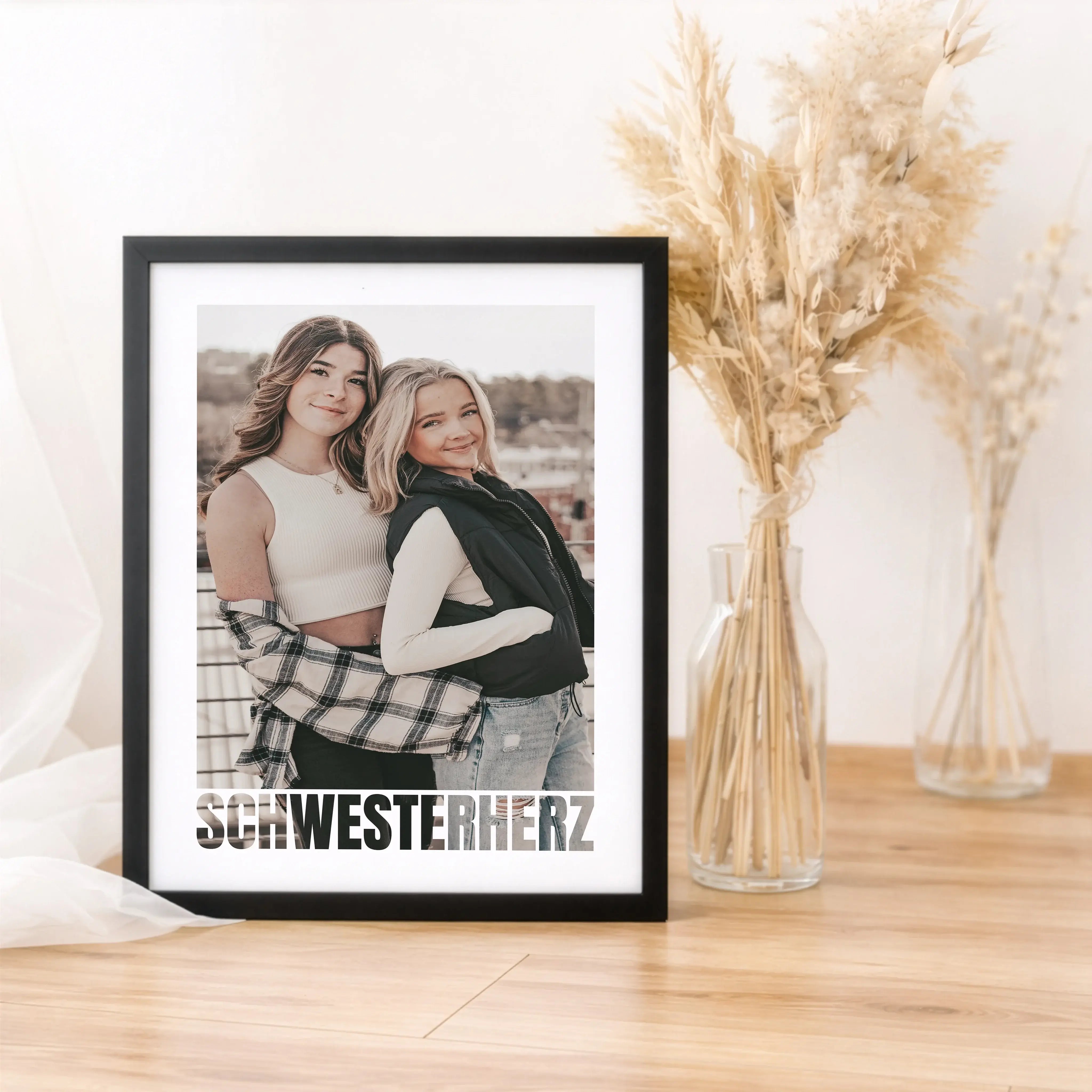 Schwesterherz Foto Poster-Personalisiertes Poster-famprints-Das Schwesterherz Foto Poster von famprints ist ein persönliches Geschenk für deine Schwester, das Erinnerungen sichtbar macht. Du gestaltest das Poster mit eurem Lieblingsfoto und schaffst damit