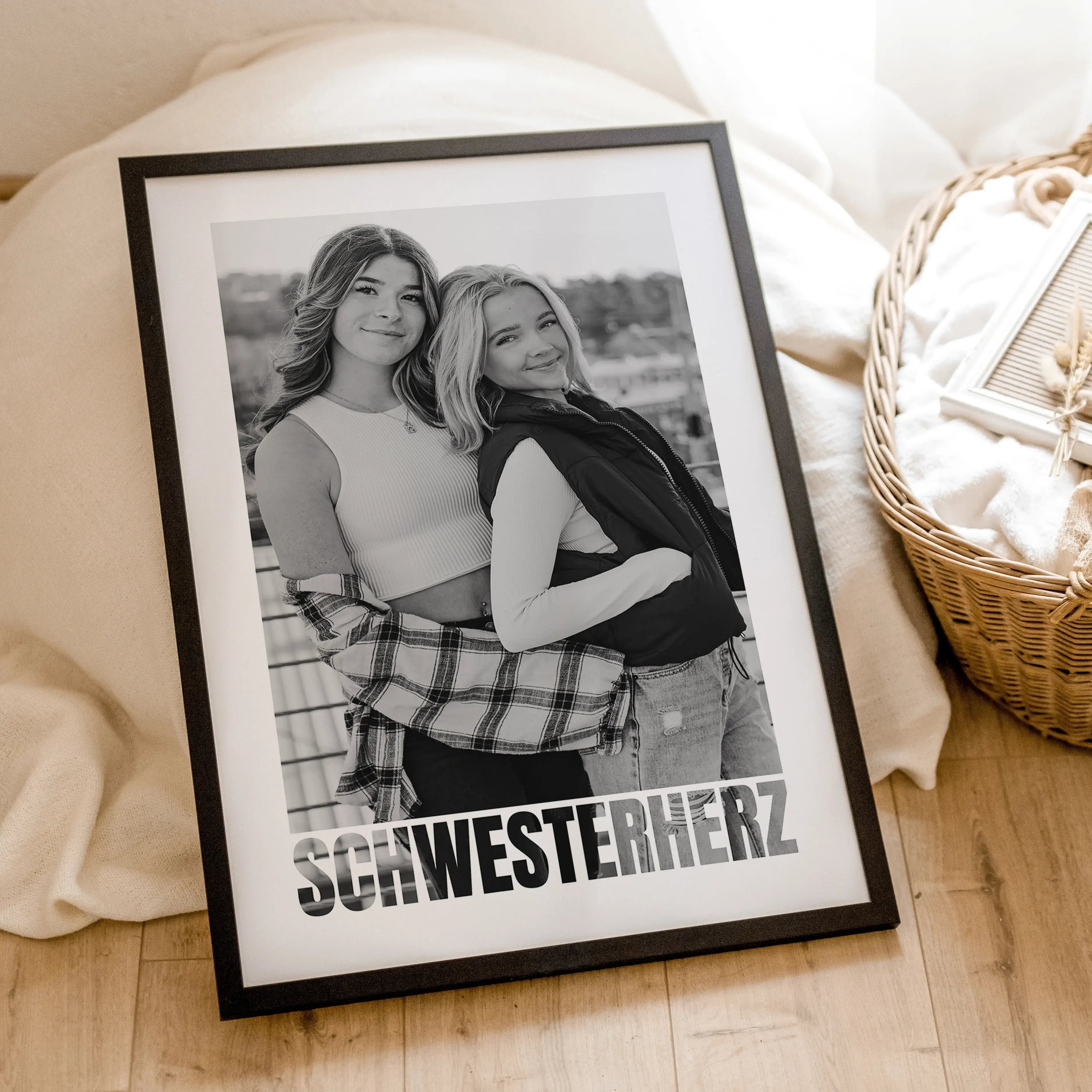 Schwesterherz Foto Poster - Personalisiertes Poster - famprints - Überrasche dein Schwesterherz mit unserem einzigartigen Schwesterherz Foto Poster – dem perfekten personalisierten Geschenk für deine Schwester! Dieses wunderschöne Poster kannst du mit ein