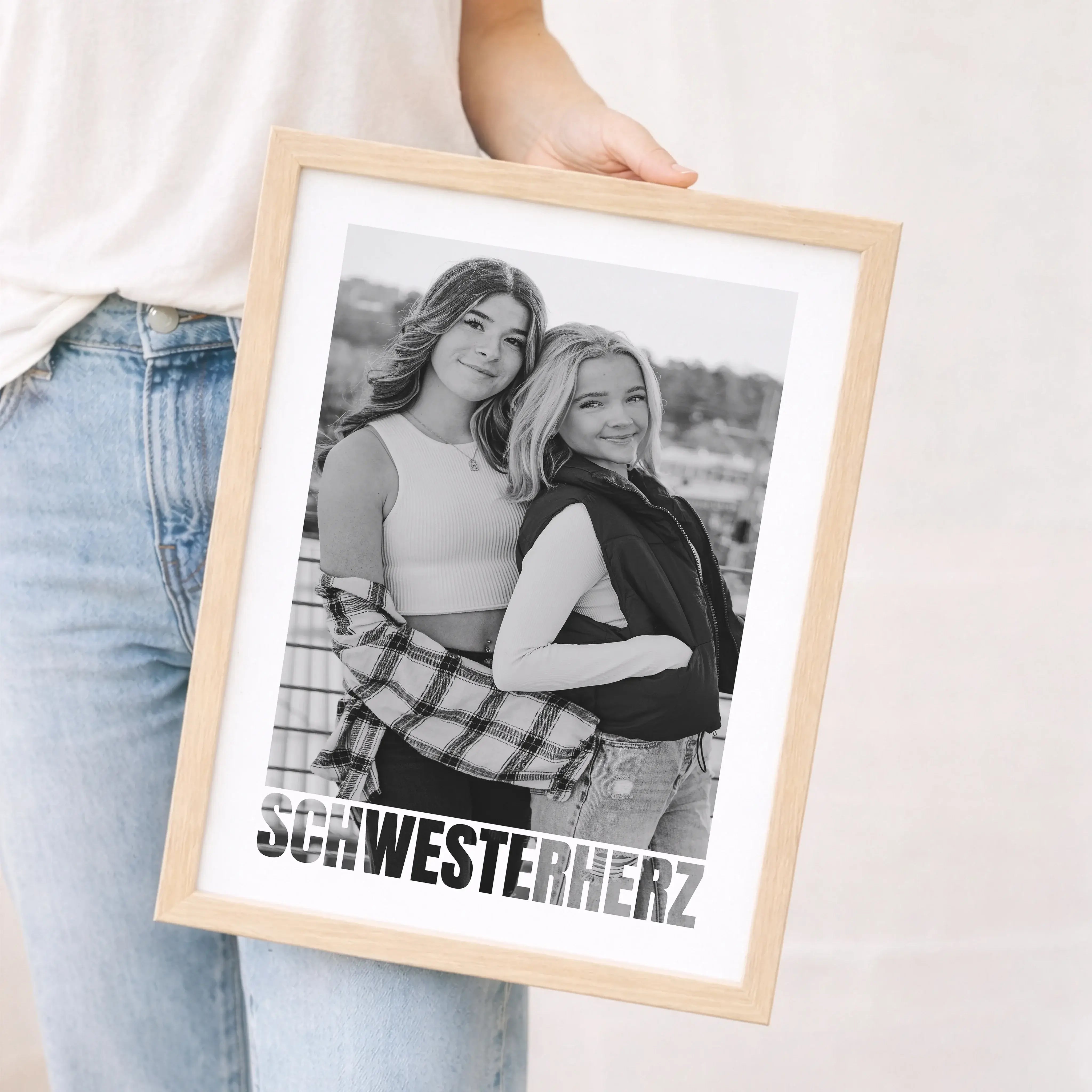 Schwesterherz Foto Poster-Personalisiertes Poster-famprints-Das Schwesterherz Foto Poster von famprints ist ein persönliches Geschenk für deine Schwester, das Erinnerungen sichtbar macht. Du gestaltest das Poster mit eurem Lieblingsfoto und schaffst damit