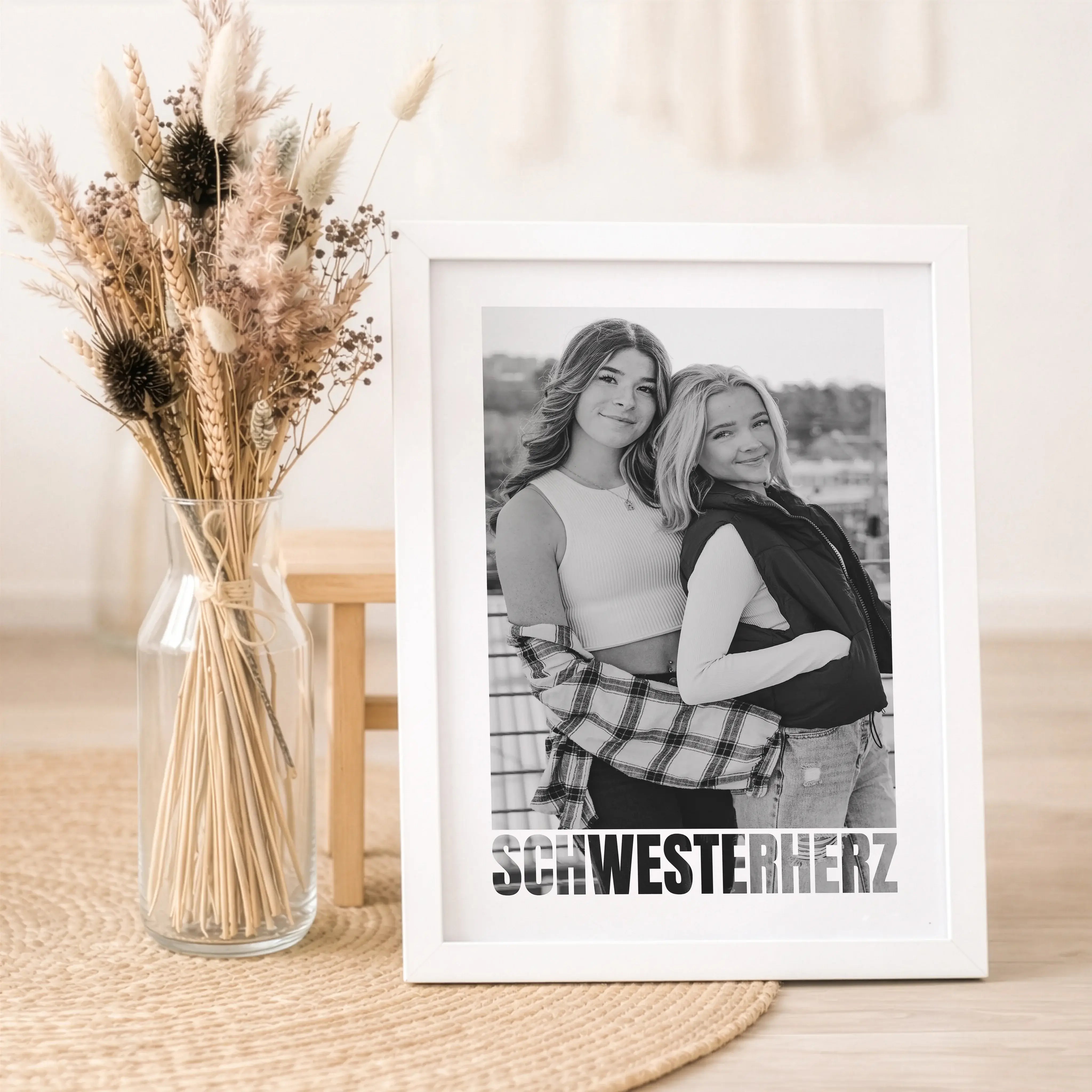 Schwesterherz Foto Poster-Personalisiertes Poster-famprints-Das Schwesterherz Foto Poster von famprints ist ein persönliches Geschenk für deine Schwester, das Erinnerungen sichtbar macht. Du gestaltest das Poster mit eurem Lieblingsfoto und schaffst damit