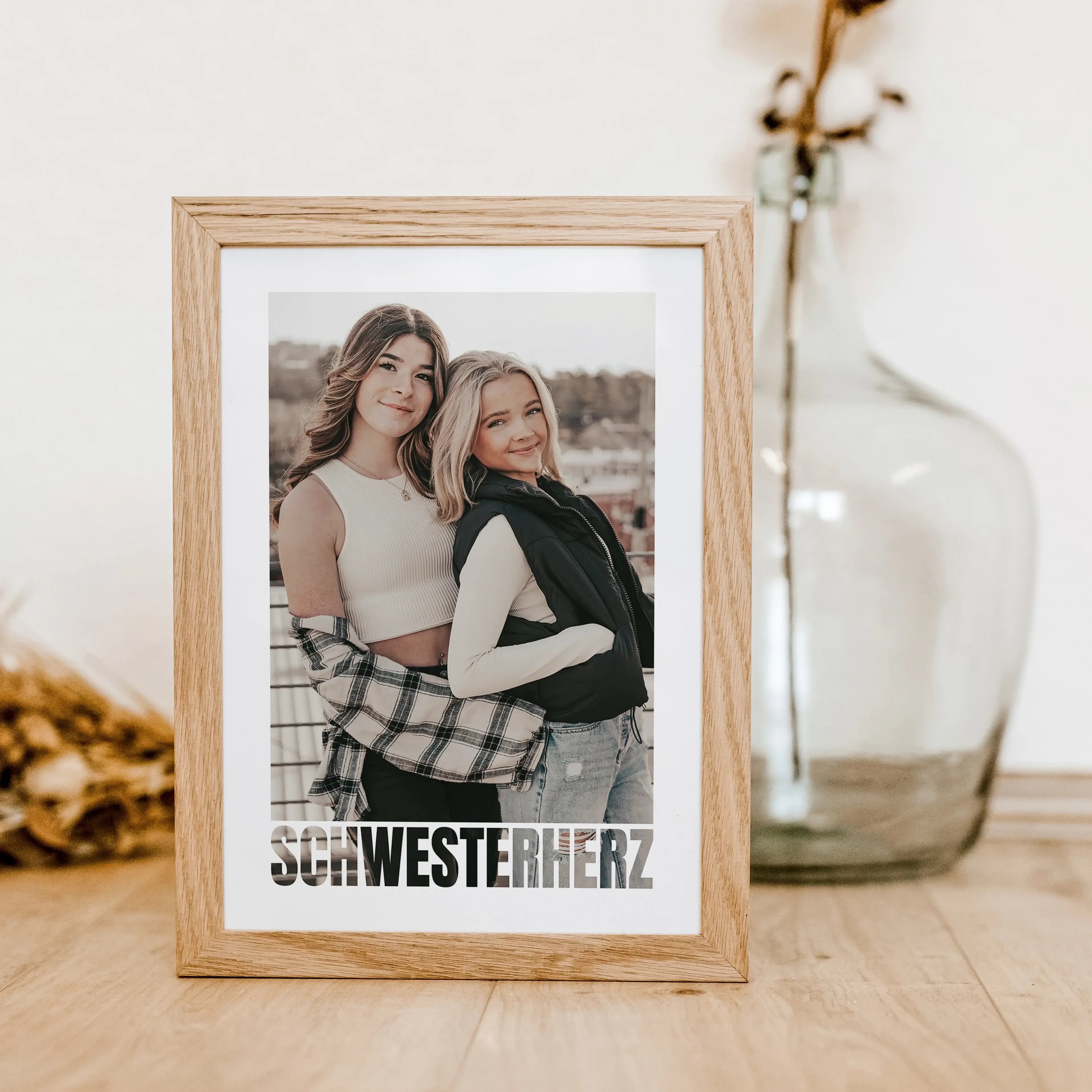 Schwesterherz Foto Poster - Personalisiertes Poster - famprints - Überrasche dein Schwesterherz mit unserem einzigartigen Schwesterherz Foto Poster – dem perfekten personalisierten Geschenk für deine Schwester! Dieses wunderschöne Poster kannst du mit ein
