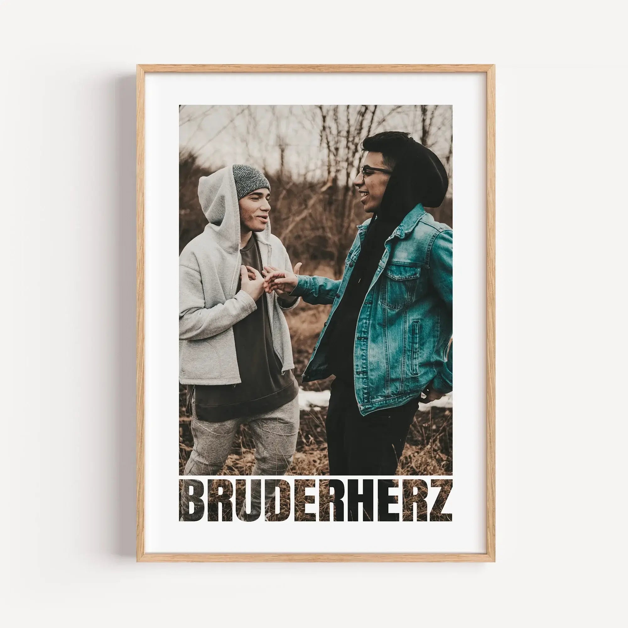 Bruderherz Foto Poster - Personalisiertes Poster - famprints - Überrasche dein Bruderherz mit unserem einzigartigen Bruderherz Foto Poster – das perfekte personalisierte Geschenk für jeden Anlass! Ob zum Geburtstag, Weihnachten oder einfach als liebevolle