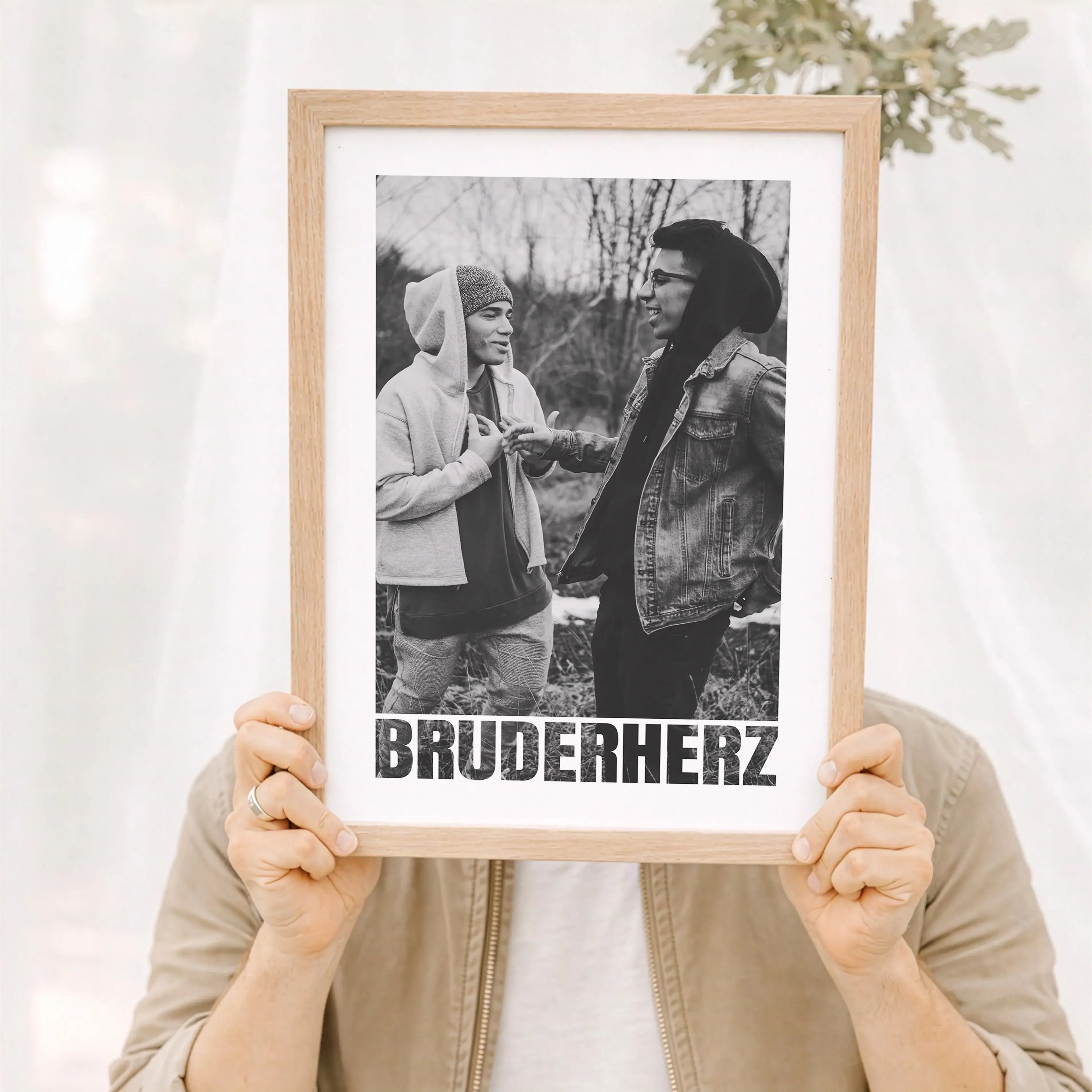 Bruderherz Foto Poster-Personalisiertes Poster-famprints-Mit dem Bruderherz Foto Poster schenkst du mehr als ein Bild. Du schenkst einen Moment, der bleibt. Dieses personalisierte Poster ist gemacht für echte Geschwisterliebe und passt perfekt, wenn du de