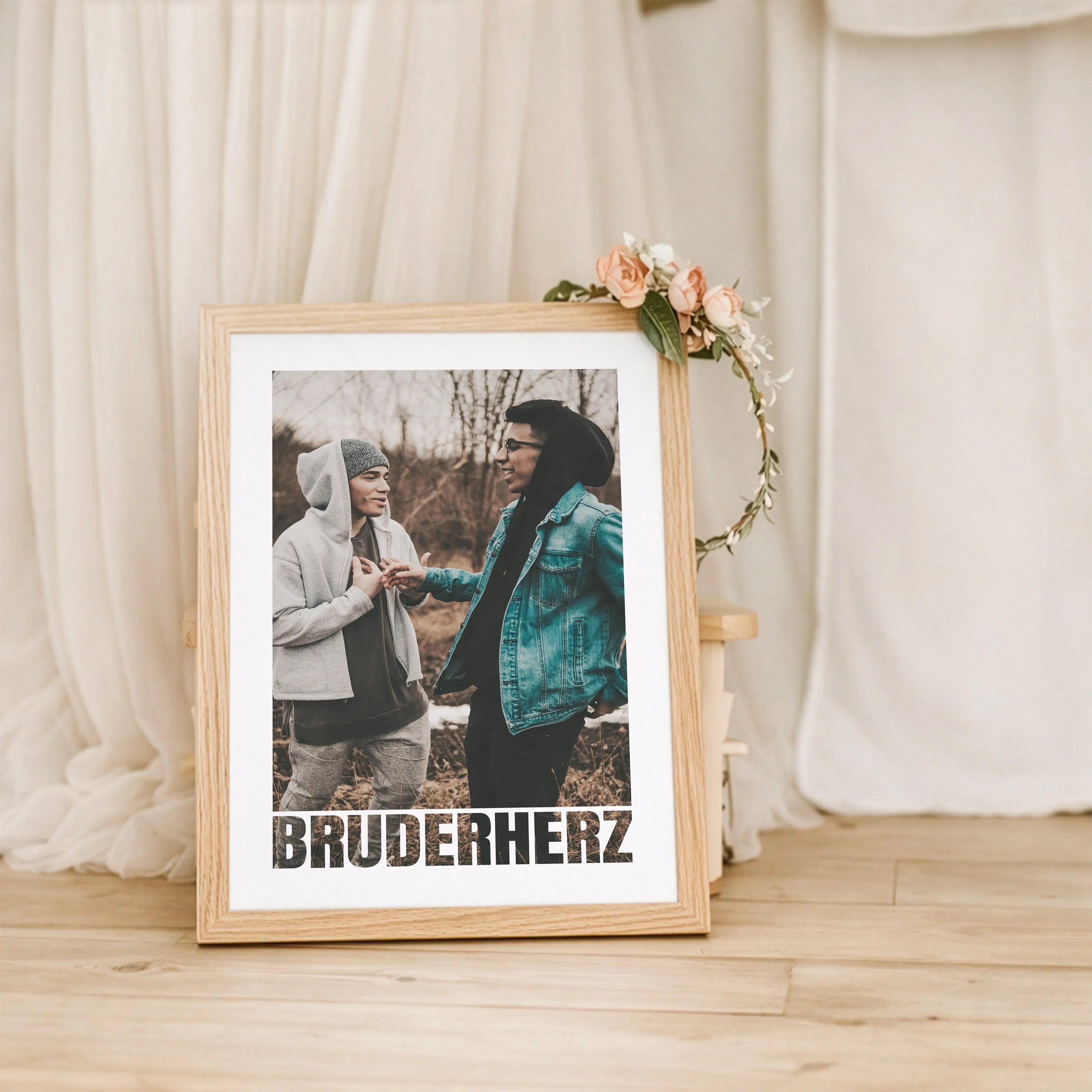 Bruderherz Foto Poster-Personalisiertes Poster-famprints-Mit dem Bruderherz Foto Poster schenkst du mehr als ein Bild. Du schenkst einen Moment, der bleibt. Dieses personalisierte Poster ist gemacht für echte Geschwisterliebe und passt perfekt, wenn du de