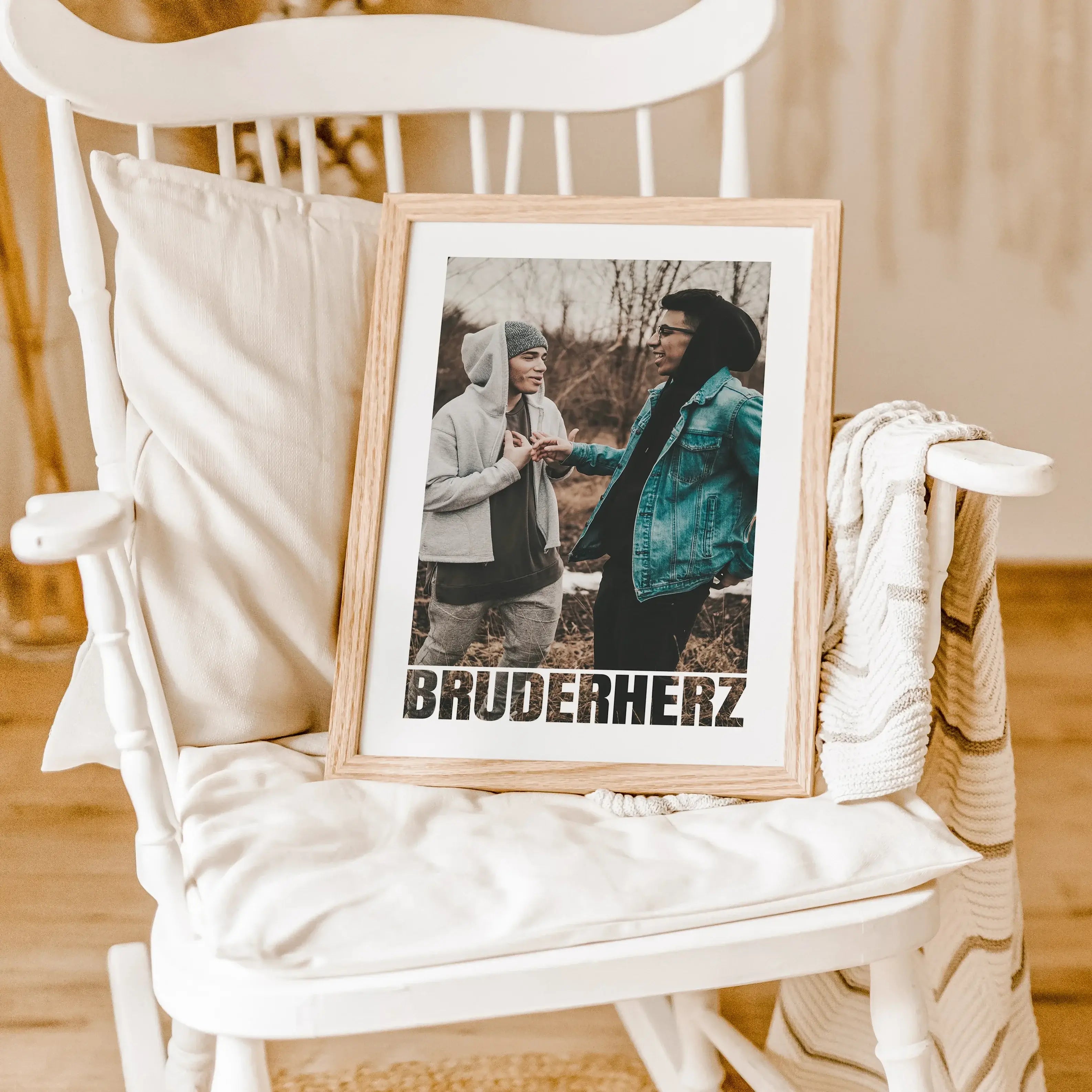 Bruderherz Foto Poster - Personalisiertes Poster - famprints - Überrasche dein Bruderherz mit unserem einzigartigen Bruderherz Foto Poster – das perfekte personalisierte Geschenk für jeden Anlass! Ob zum Geburtstag, Weihnachten oder einfach als liebevolle