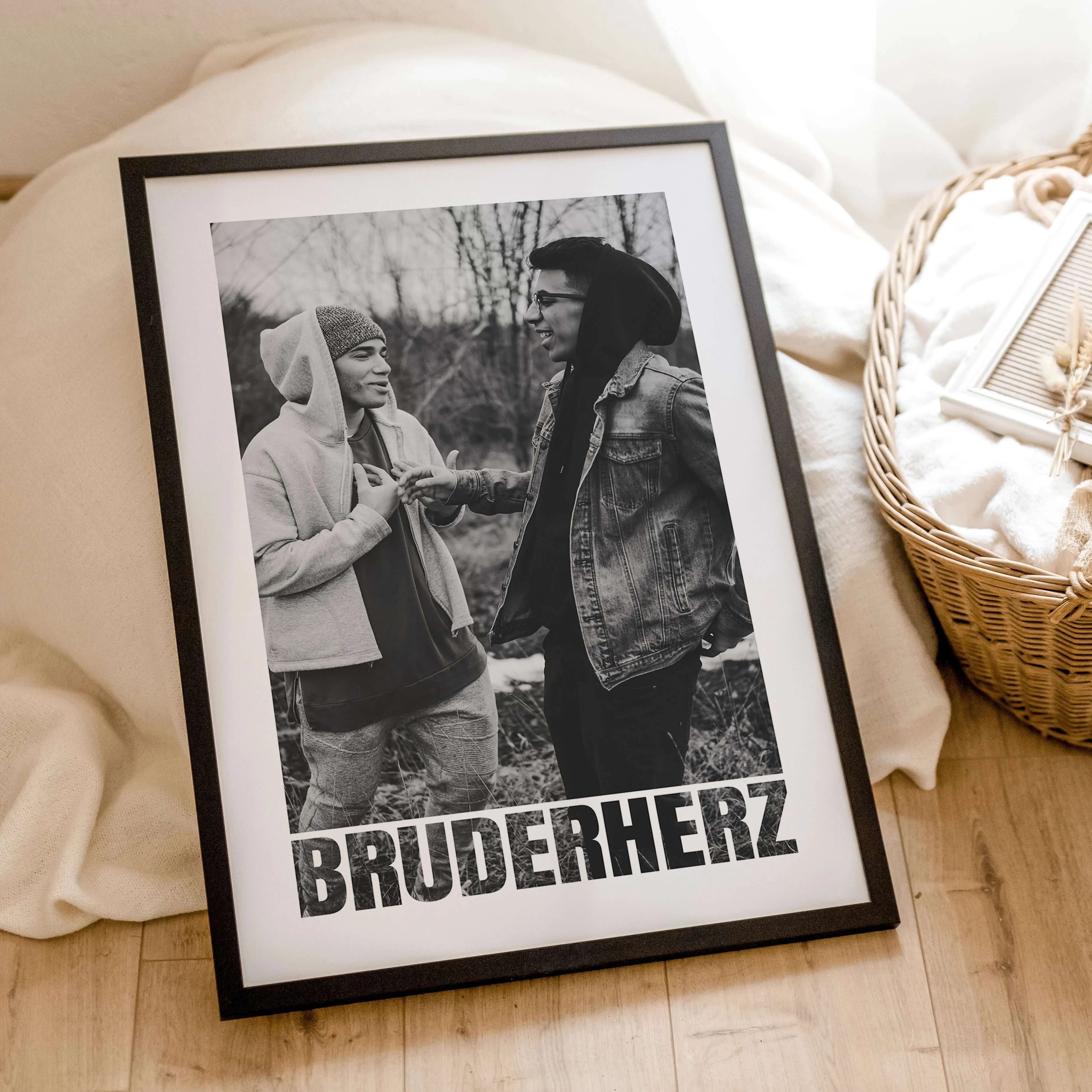 Bruderherz Foto Poster - Personalisiertes Poster - famprints - Überrasche dein Bruderherz mit unserem einzigartigen Bruderherz Foto Poster – das perfekte personalisierte Geschenk für jeden Anlass! Ob zum Geburtstag, Weihnachten oder einfach als liebevolle