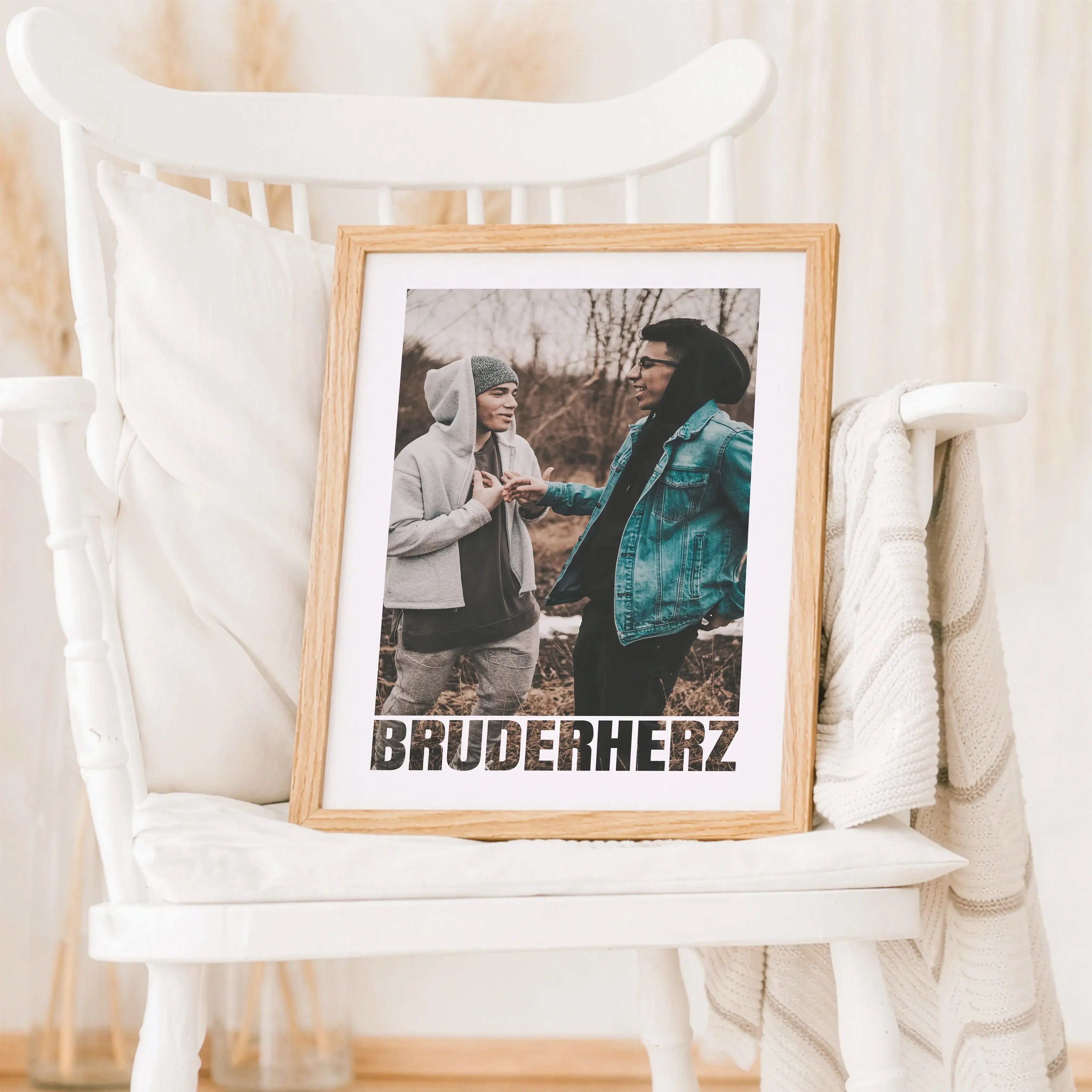 Bruderherz Foto Poster-Personalisiertes Poster-famprints-Mit dem Bruderherz Foto Poster schenkst du mehr als ein Bild. Du schenkst einen Moment, der bleibt. Dieses personalisierte Poster ist gemacht für echte Geschwisterliebe und passt perfekt, wenn du de