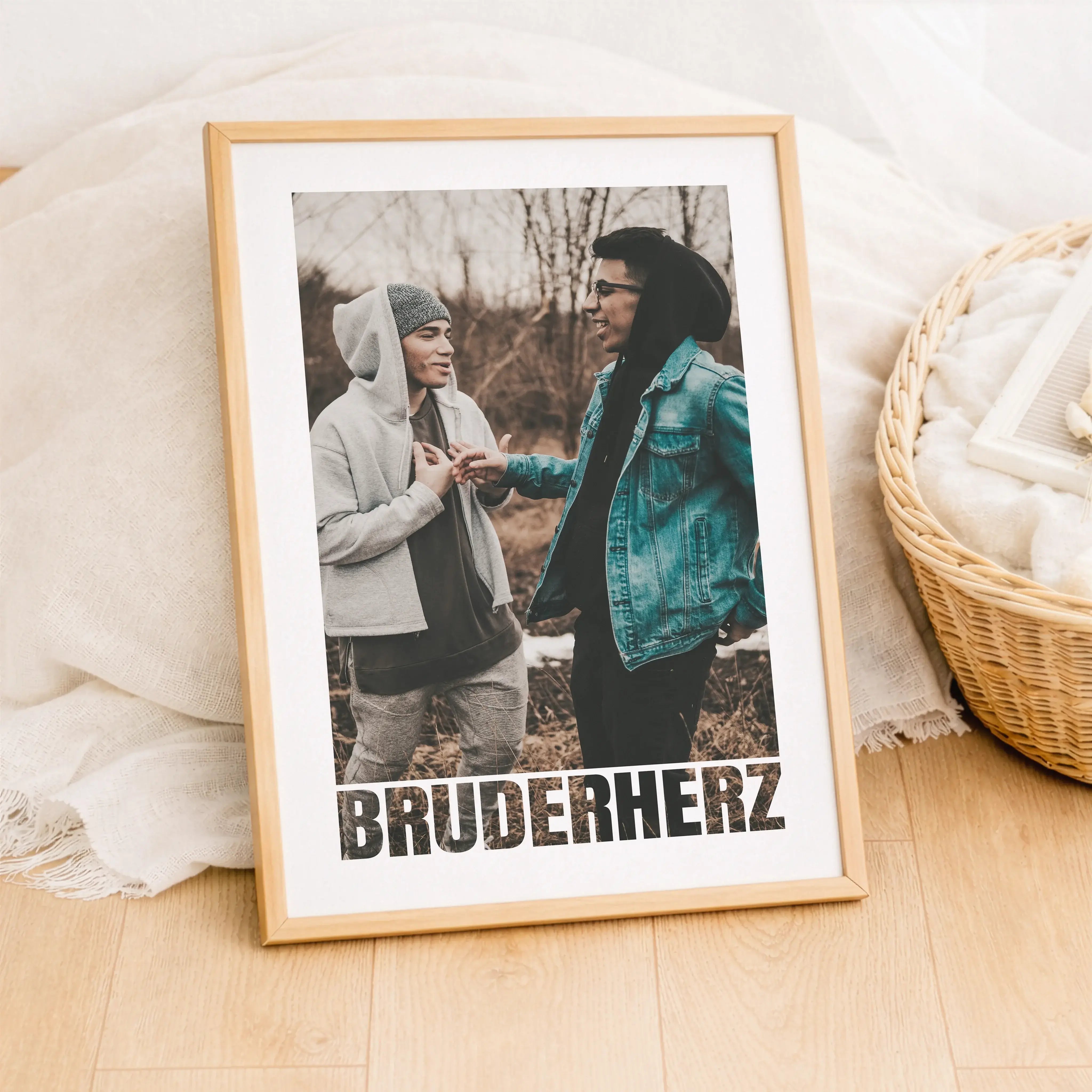 Bruderherz Foto Poster-Personalisiertes Poster-famprints-Mit dem Bruderherz Foto Poster schenkst du mehr als ein Bild. Du schenkst einen Moment, der bleibt. Dieses personalisierte Poster ist gemacht für echte Geschwisterliebe und passt perfekt, wenn du de