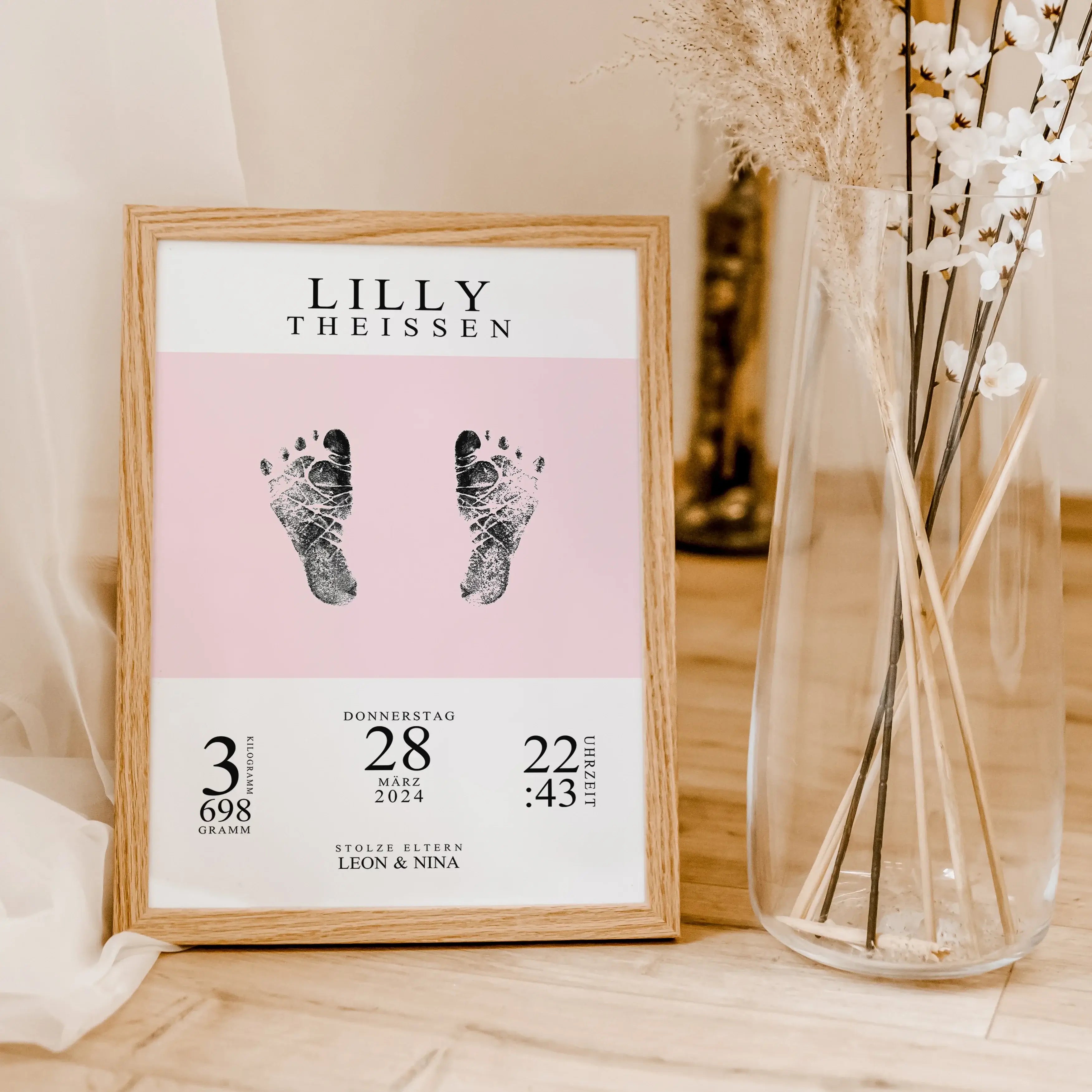 Geburtsposter mit Abdruck - Personalisiertes Poster - famprints - Entdecke unser einzigartiges Geburtsposter mit Abdruck, das perfekte personalisierte Geschenk zur Geburt! Gestalte das Poster individuell mit den Geburtsdaten, dem Namen deines Babys und de
