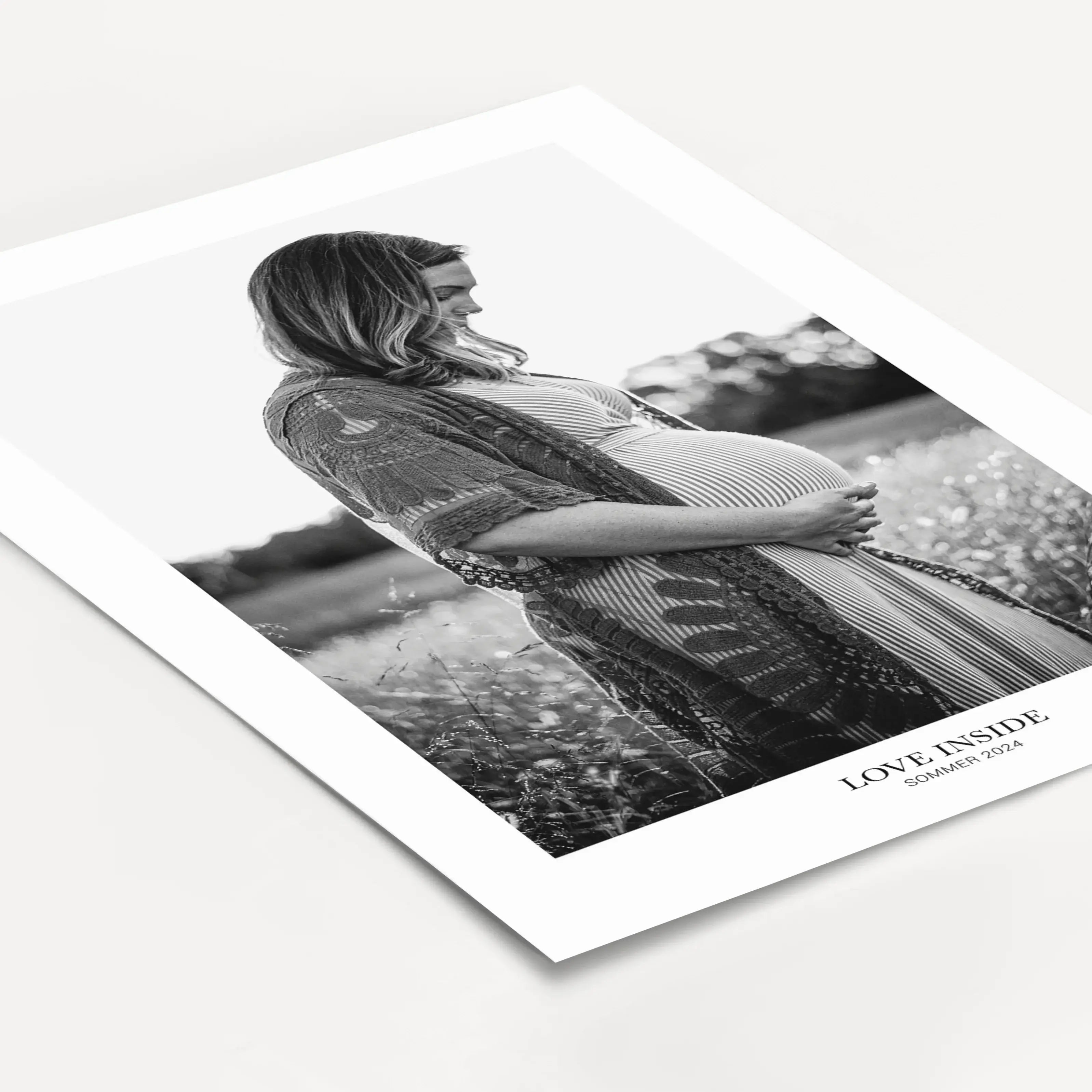 Foto Poster One - Personalisiertes Poster - famprints - Entdecke das Foto Poster One – dein persönliches Highlight für Zuhause oder als einzigartiges Geschenk! Gestalte dein Poster ganz individuell mit deinem Lieblingsfoto und verleihe deinen Wänden eine