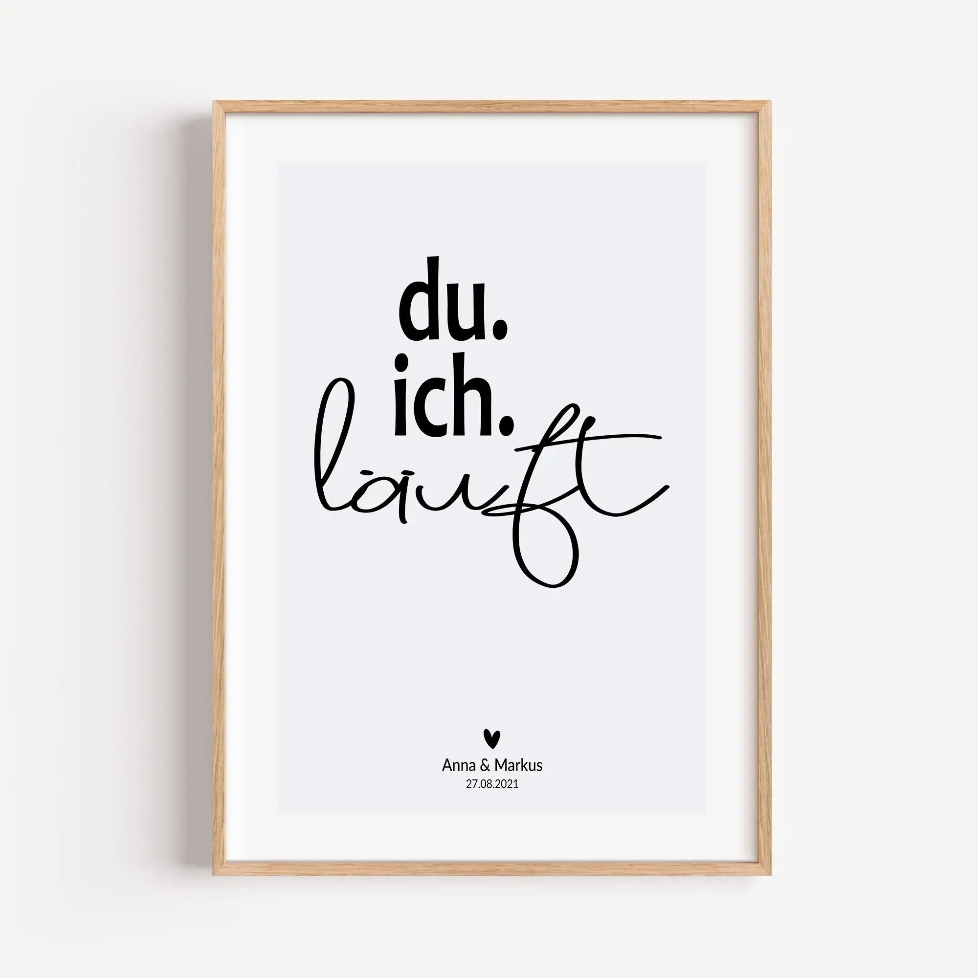 Poster du ich läuft-Personalisiertes Poster-famprints-Das Poster du ich läuft bringt auf den Punkt, was sich richtig anfühlt: Zwei Menschen, ein gemeinsamer Weg. Mit seinem klaren, modernen Stil steht dieses Wandbild für Zusammenhalt, Vertrauen und ein st