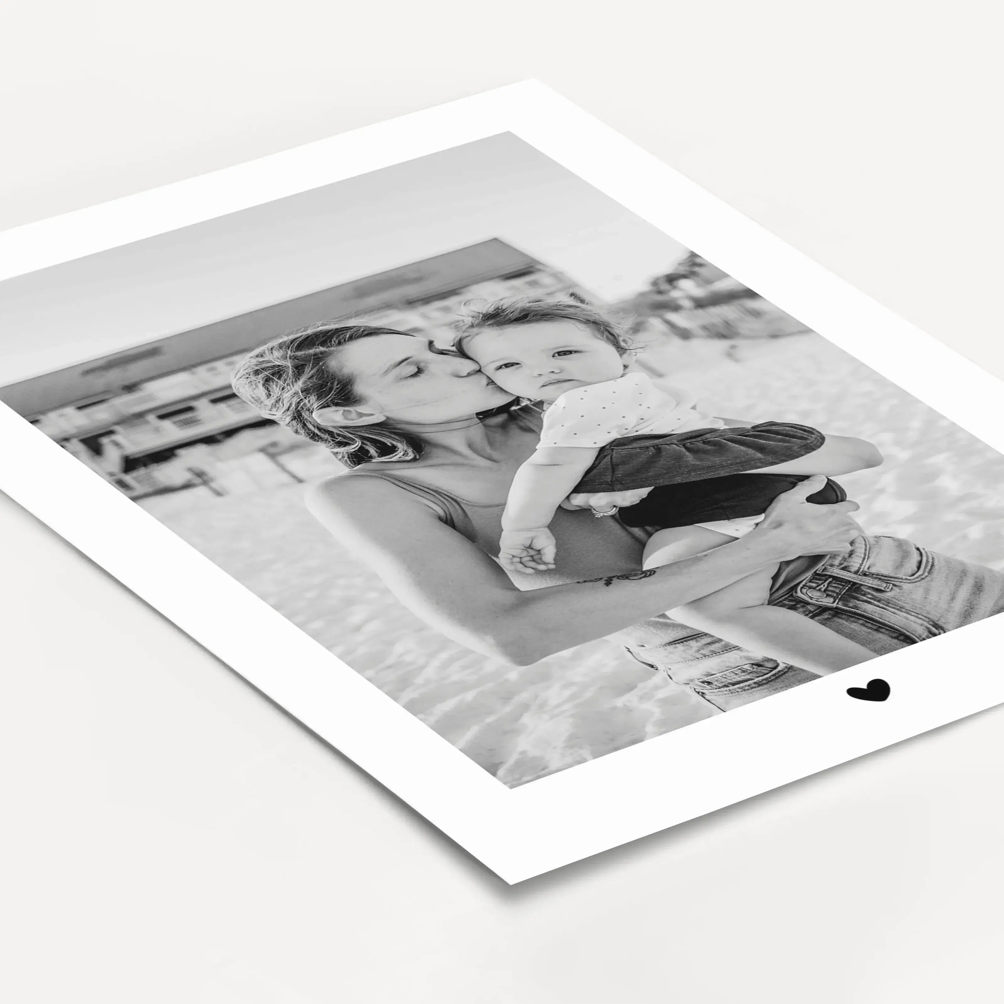 Foto Poster Heart - Personalisiertes Poster - famprints - Gestalte dein ganz persönliches Foto Poster Heart und halte die schönsten Momente mit deinen Liebsten für immer fest! Dieses einzigartige Poster verbindet dein Lieblingsfoto mit einem liebevollen H