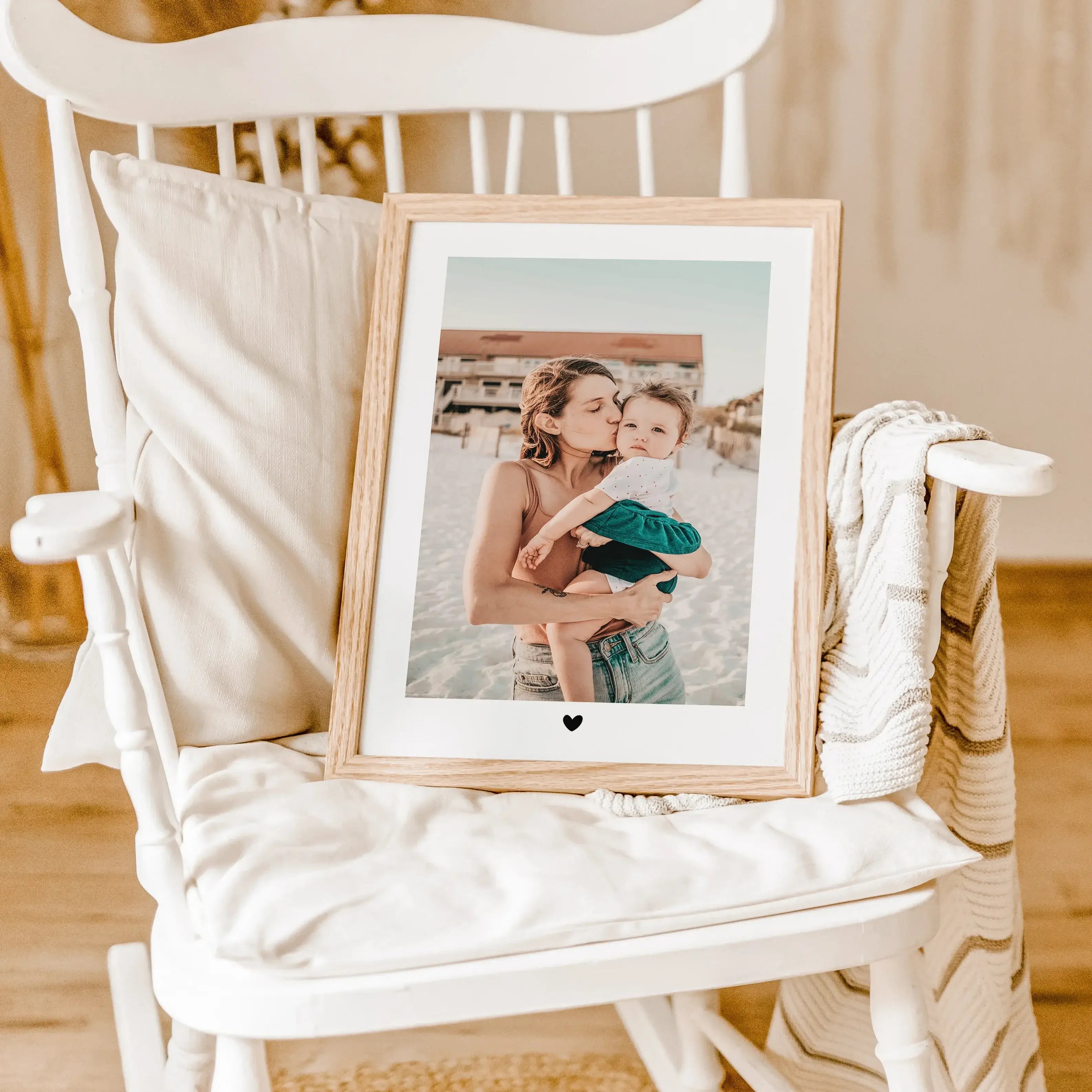 Foto Poster Heart - Personalisiertes Poster - famprints - Gestalte dein ganz persönliches Foto Poster Heart und halte die schönsten Momente mit deinen Liebsten für immer fest! Dieses einzigartige Poster verbindet dein Lieblingsfoto mit einem liebevollen H