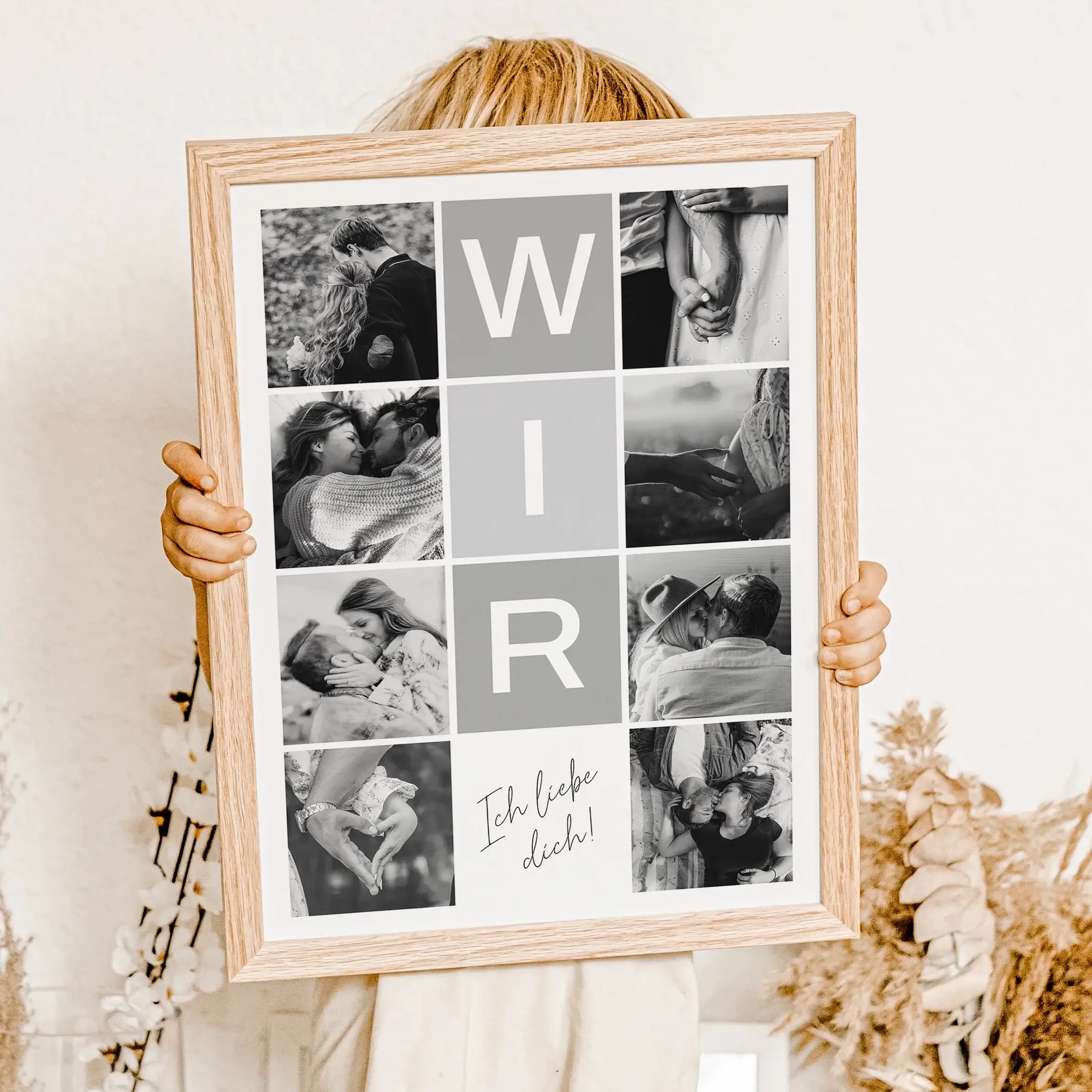 Wir Fotocollage - Personalisiertes Poster - famprints - Entdecke jetzt unsere Wir Fotocollage – das perfekte personalisierte Geschenk für euch beide! Gestalte dein individuelles Poster mit bis zu 8 Fotos, die eure schönsten gemeinsamen Momente festhalten.