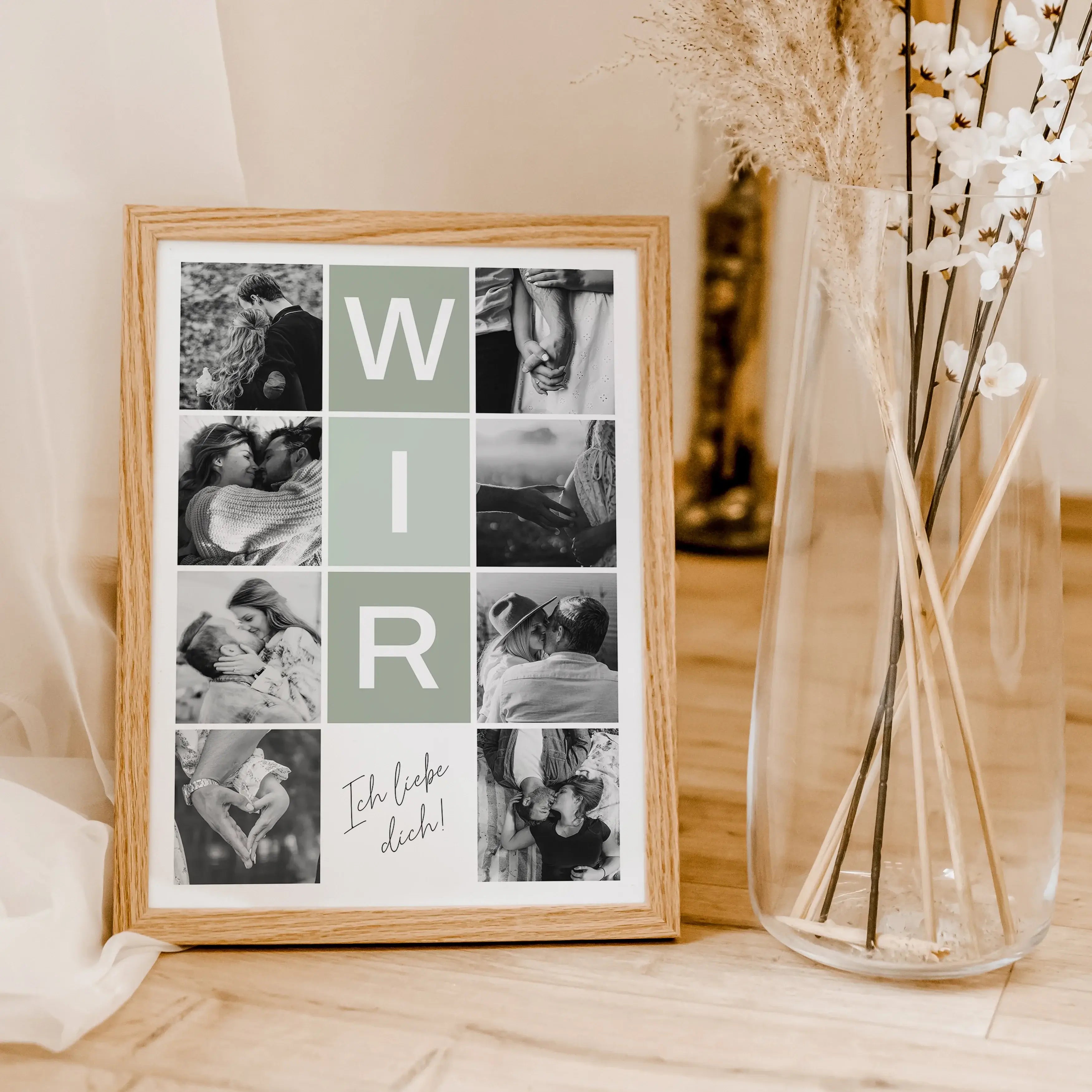 Wir Fotocollage - Personalisiertes Poster - famprints - Entdecke jetzt unsere Wir Fotocollage – das perfekte personalisierte Geschenk für euch beide! Gestalte dein individuelles Poster mit bis zu 8 Fotos, die eure schönsten gemeinsamen Momente festhalten.