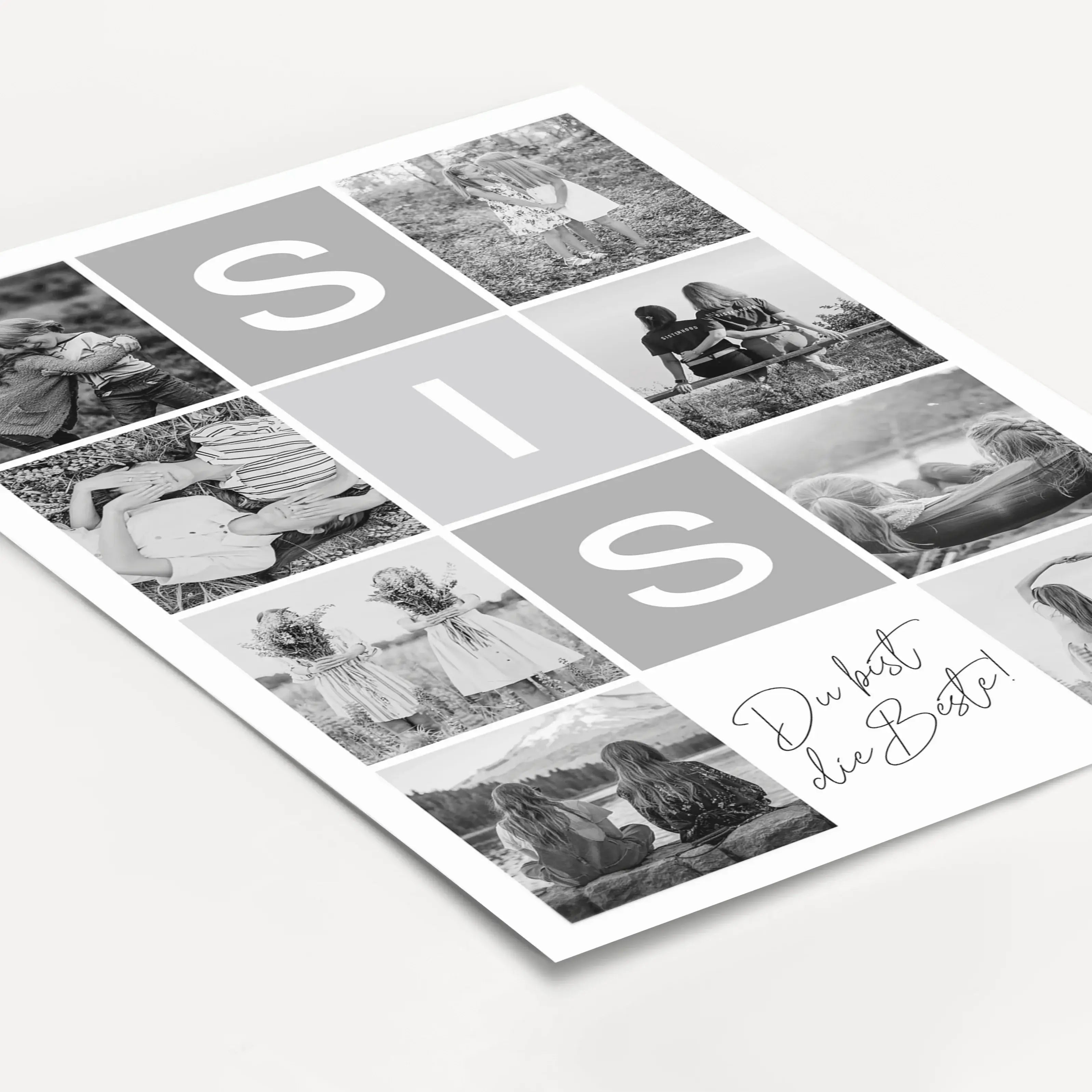 Sis Fotocollage - Personalisiertes Poster - famprints - Suchst du nach einem einzigartigen Geschenk für deine Schwester? Die Sis Fotocollage ist die perfekte Wahl, um deine schönsten gemeinsamen Momente stilvoll zu verewigen. Mit der Möglichkeit, deine Li