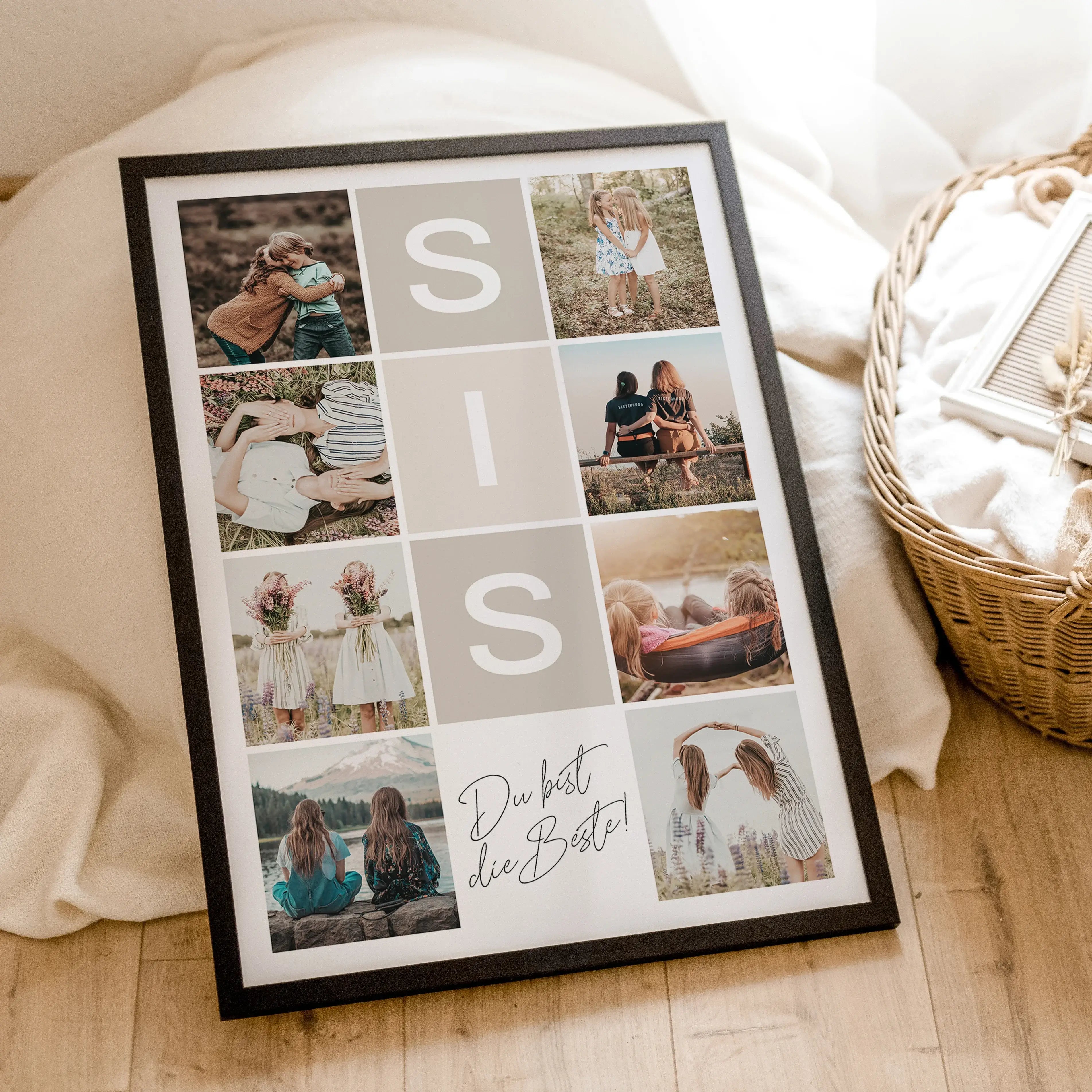 Sis Fotocollage - Personalisiertes Poster - famprints - Suchst du nach einem einzigartigen Geschenk für deine Schwester? Die Sis Fotocollage ist die perfekte Wahl, um deine schönsten gemeinsamen Momente stilvoll zu verewigen. Mit der Möglichkeit, deine Li