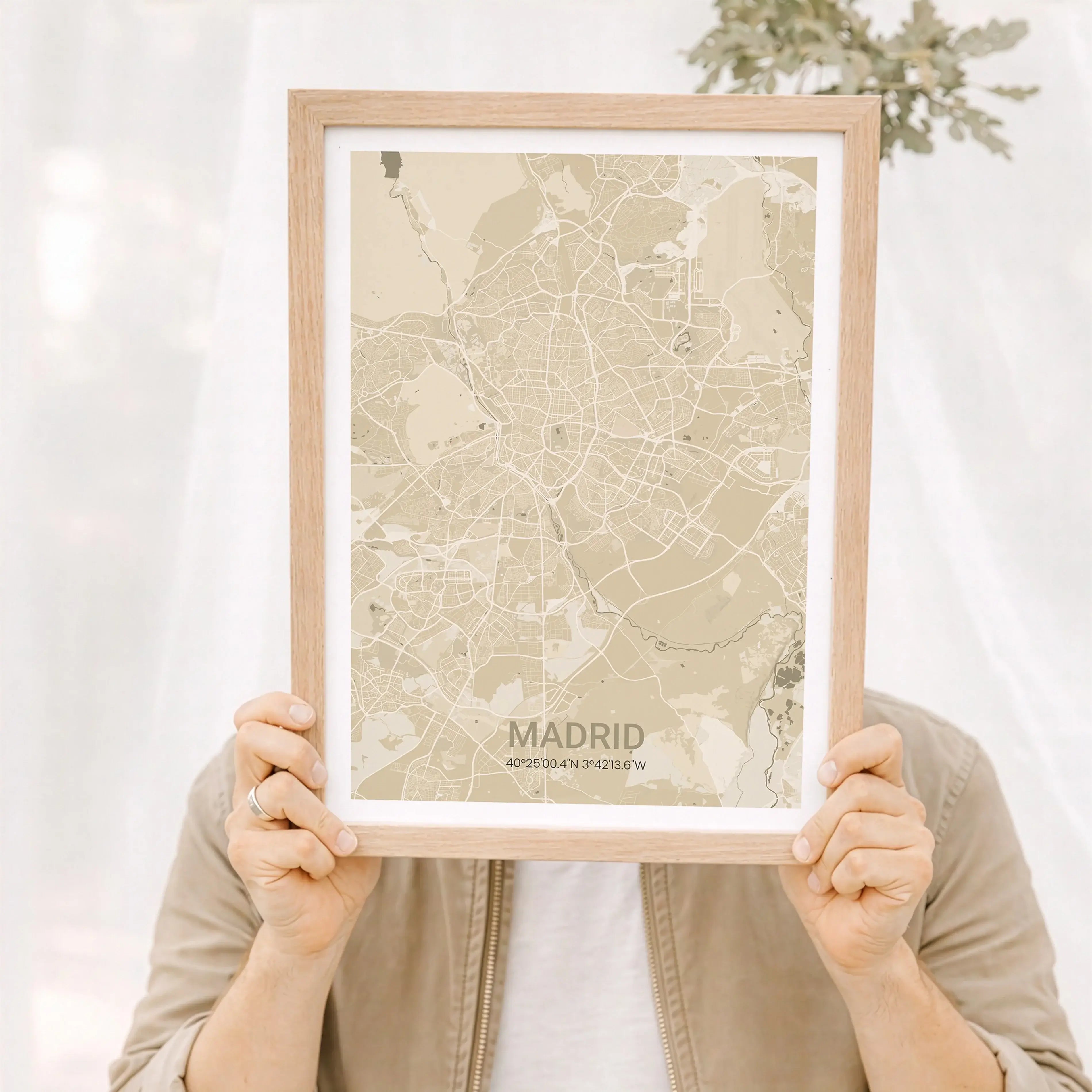 Stadtkarte Poster-Personalisiertes Poster-famprints-Das Stadtkarte Poster von famprints verwandelt deinen Lieblingsort in ein persönliches Wandbild mit klarer Bedeutung. Die reduzierte Stadtkarte zeigt Straßen, Flächen und Strukturen deiner Wunschstadt in