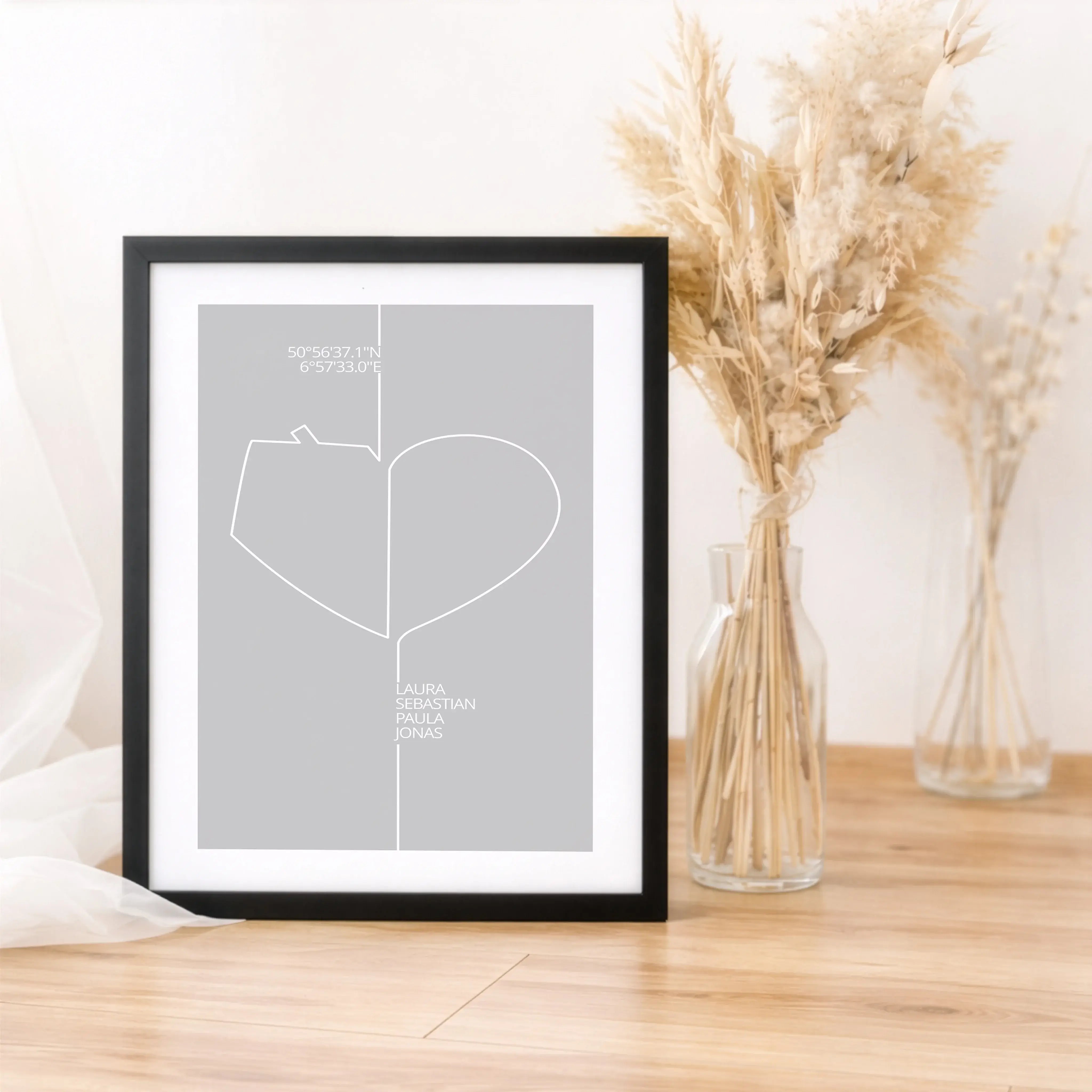 Familienposter Herz Haus-Personalisiertes Poster-famprints-Das Familienposter Herz Haus von famprints verbindet das, was zählt: Zuhause und Zusammenhalt. Das minimalistische Line-Art-Motiv aus Herz und Haus verschmilzt zu einem stimmigen Gesamtbild und ma