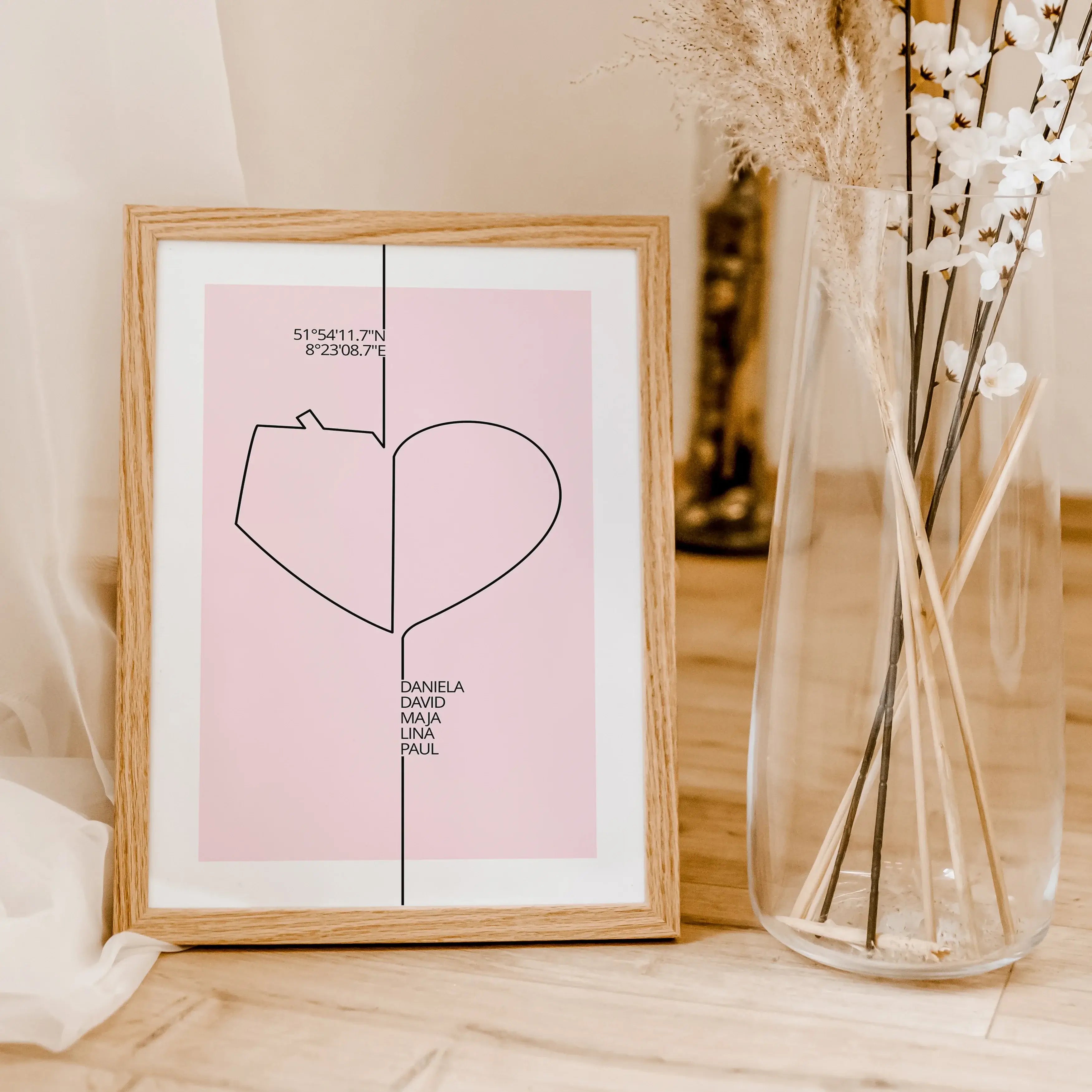 Familienposter Herz Haus-famprints-Personalisiertes Poster-Auf dem Familienposter Herz Haus findest du im Line Art Stil ein Herz und ein Haus. Beides zusammen deutet ein komplettes Herz an. Auf der linken Seite - der Hausseite - kannst du das Poster oberh