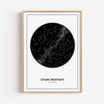 Sternenkarte Poster - Personalisiertes Poster - famprints - Entdecke unser einzigartiges Sternenkarte Poster – dein personalisiertes Geschenk für unvergessliche Momente! Gib einfach Ort, Datum und Uhrzeit ein, und wir zeigen dir den exakten Sternenhimmel