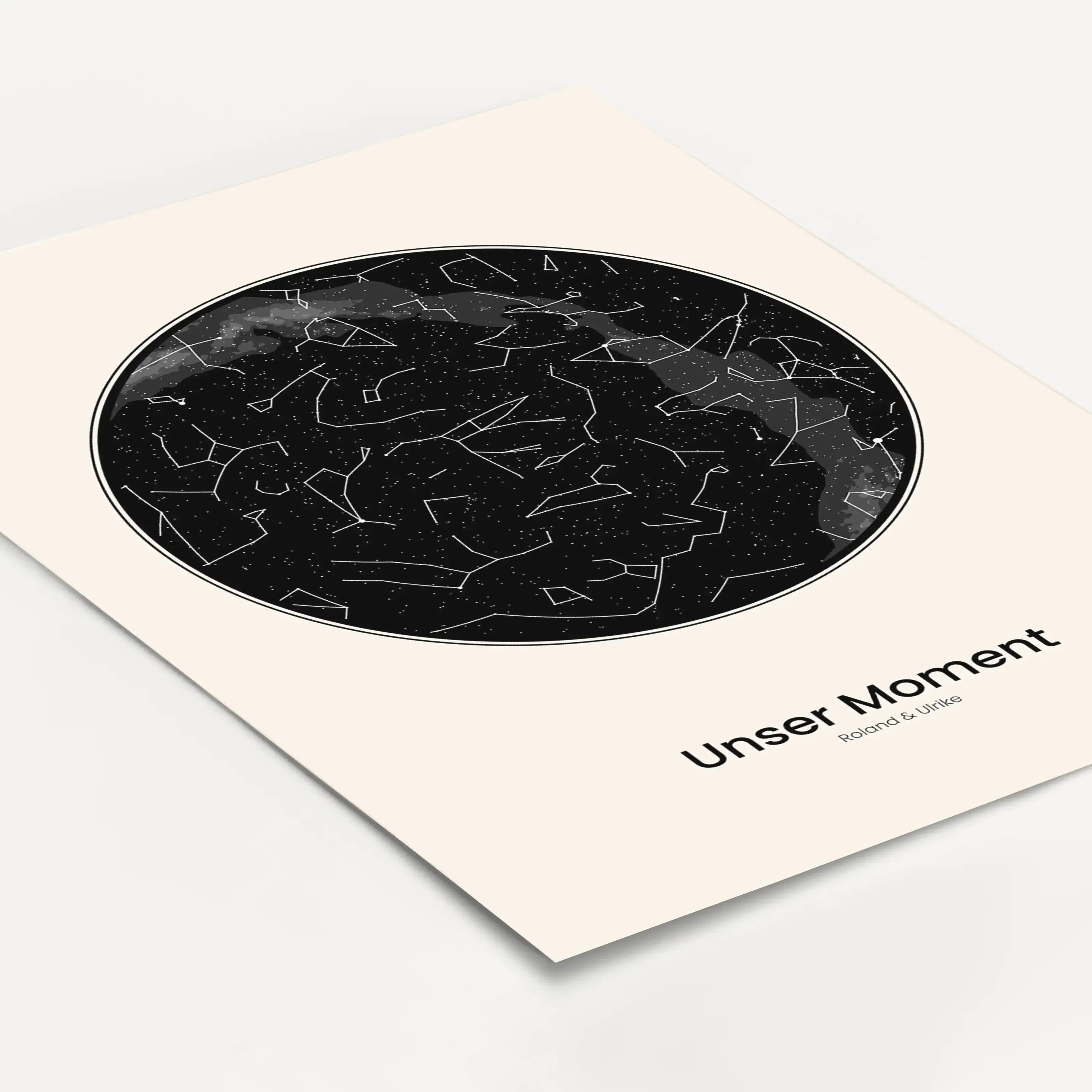 Sternenkarte Poster - Personalisiertes Poster - famprints - Entdecke unser einzigartiges Sternenkarte Poster – dein personalisiertes Geschenk für unvergessliche Momente! Gib einfach Ort, Datum und Uhrzeit ein, und wir zeigen dir den exakten Sternenhimmel