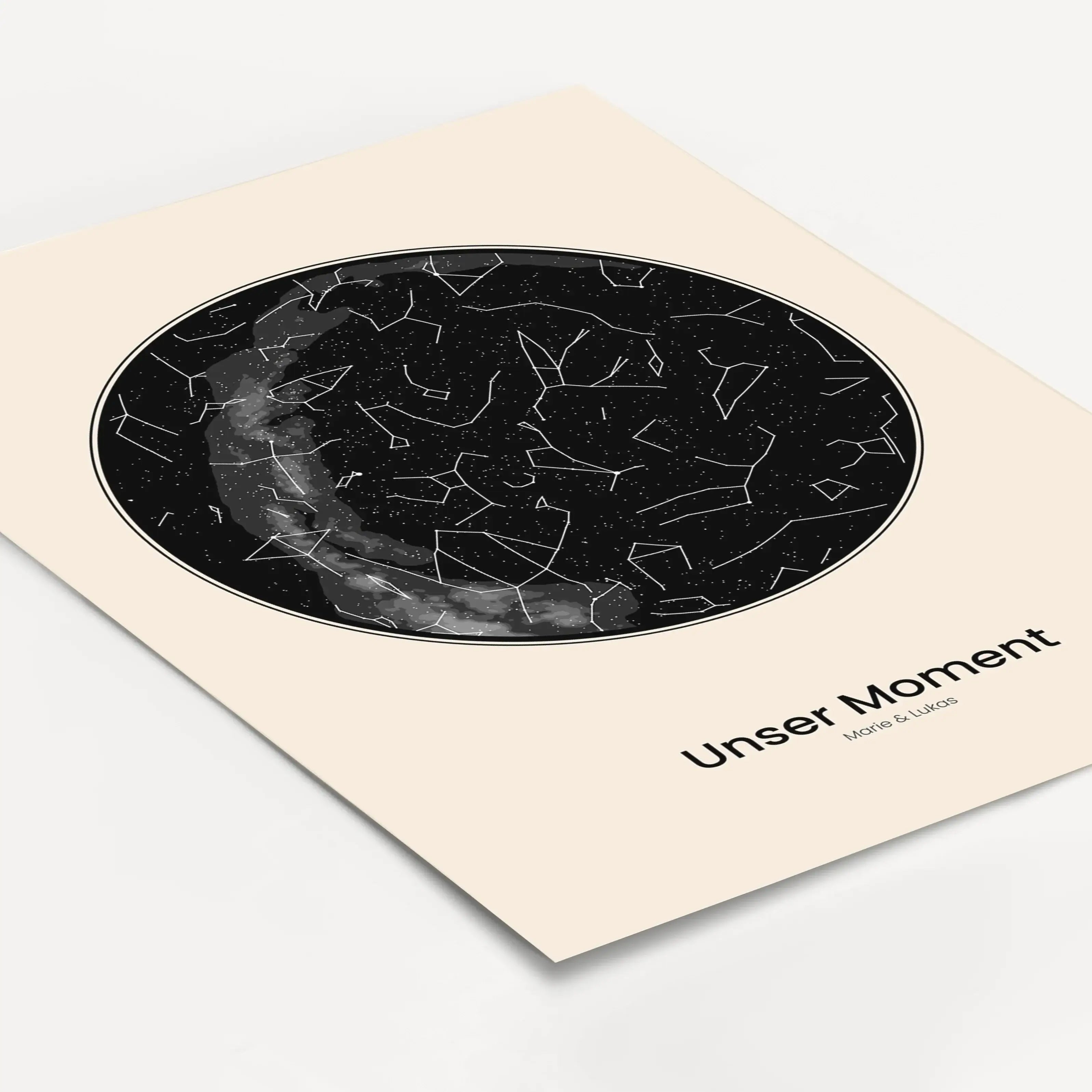 Sternenkarte Poster-Personalisiertes Poster-famprints-Ein Sternenkarte Poster von famprints hält genau den Himmel fest, unter dem eure Geschichte begonnen hat. Du wählst Ort, Datum und Uhrzeit und erhältst eine detailgetreue Sternenkarte, die den echten S