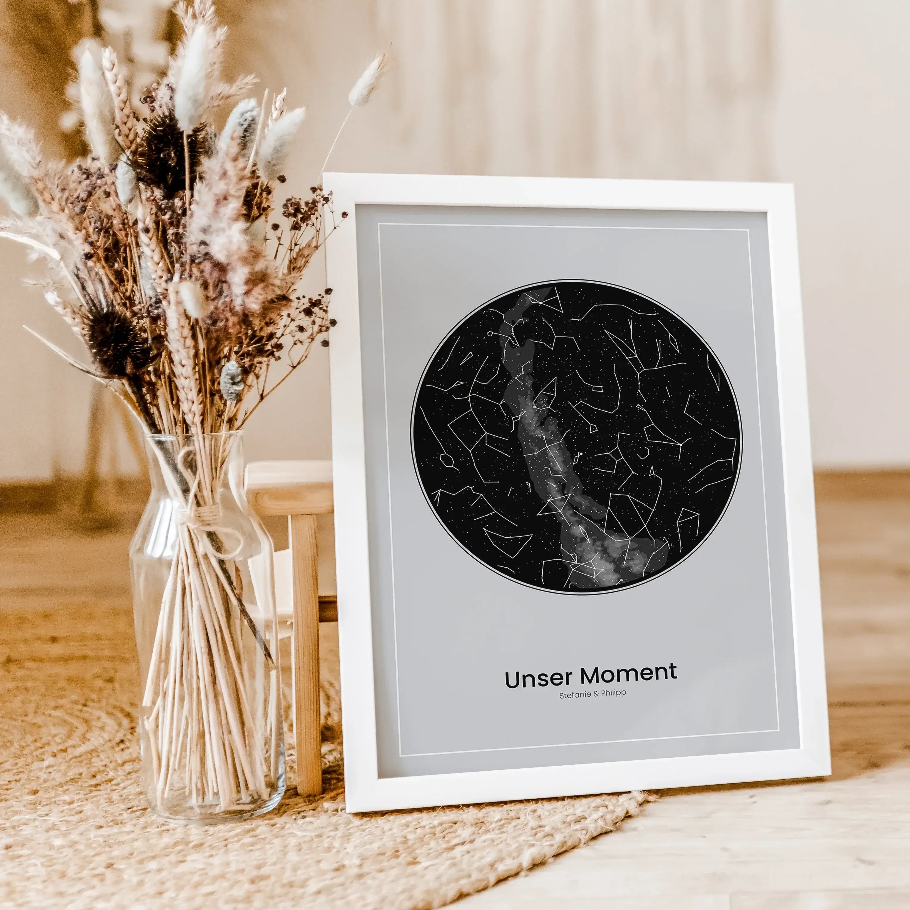 Sternenkarte Poster - Personalisiertes Poster - famprints - Entdecke unser einzigartiges Sternenkarte Poster – dein personalisiertes Geschenk für unvergessliche Momente! Gib einfach Ort, Datum und Uhrzeit ein, und wir zeigen dir den exakten Sternenhimmel