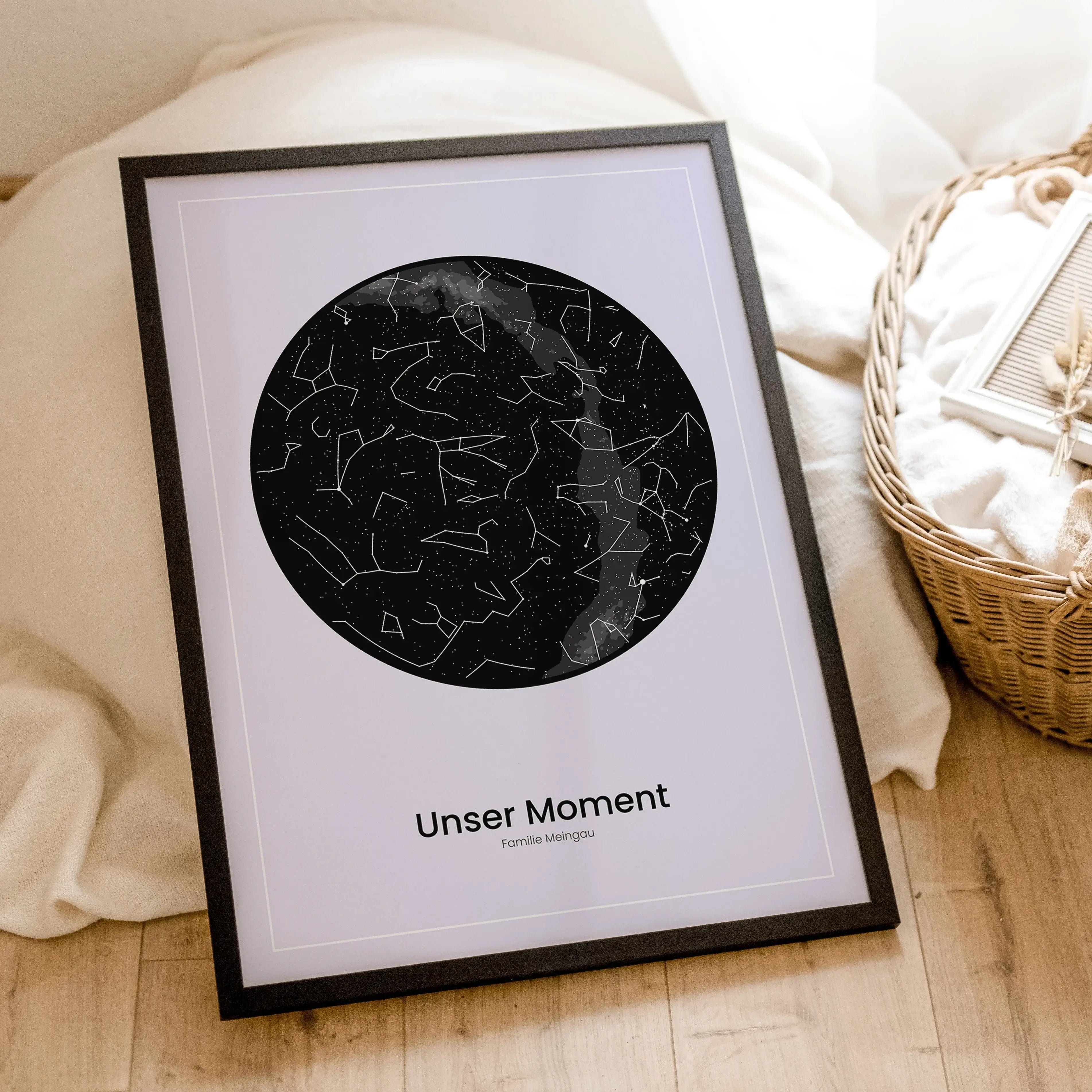 Sternenkarte Poster - Personalisiertes Poster - famprints - Entdecke unser einzigartiges Sternenkarte Poster – dein personalisiertes Geschenk für unvergessliche Momente! Gib einfach Ort, Datum und Uhrzeit ein, und wir zeigen dir den exakten Sternenhimmel