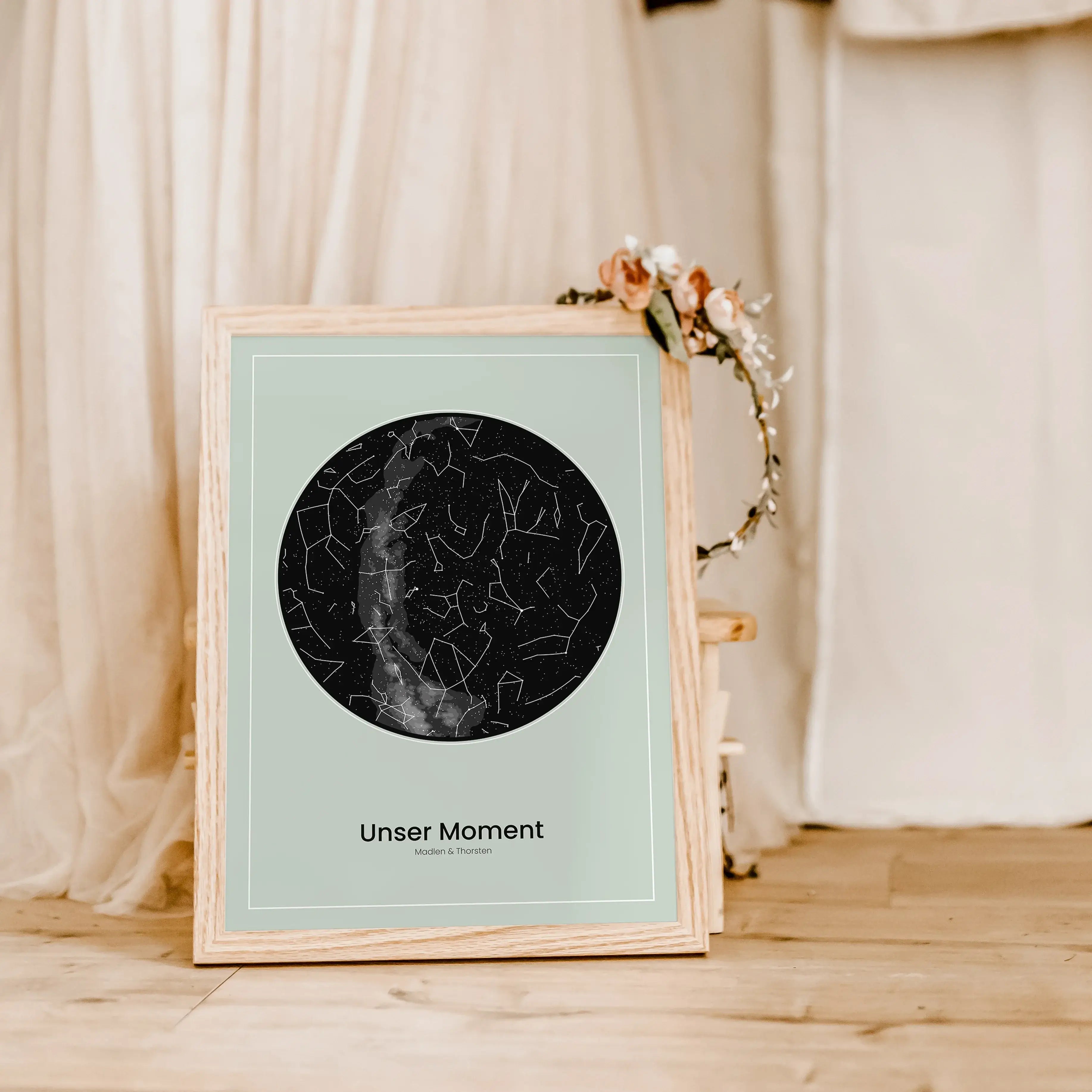 Sternenkarte Poster - Personalisiertes Poster - famprints - Entdecke unser einzigartiges Sternenkarte Poster – dein personalisiertes Geschenk für unvergessliche Momente! Gib einfach Ort, Datum und Uhrzeit ein, und wir zeigen dir den exakten Sternenhimmel