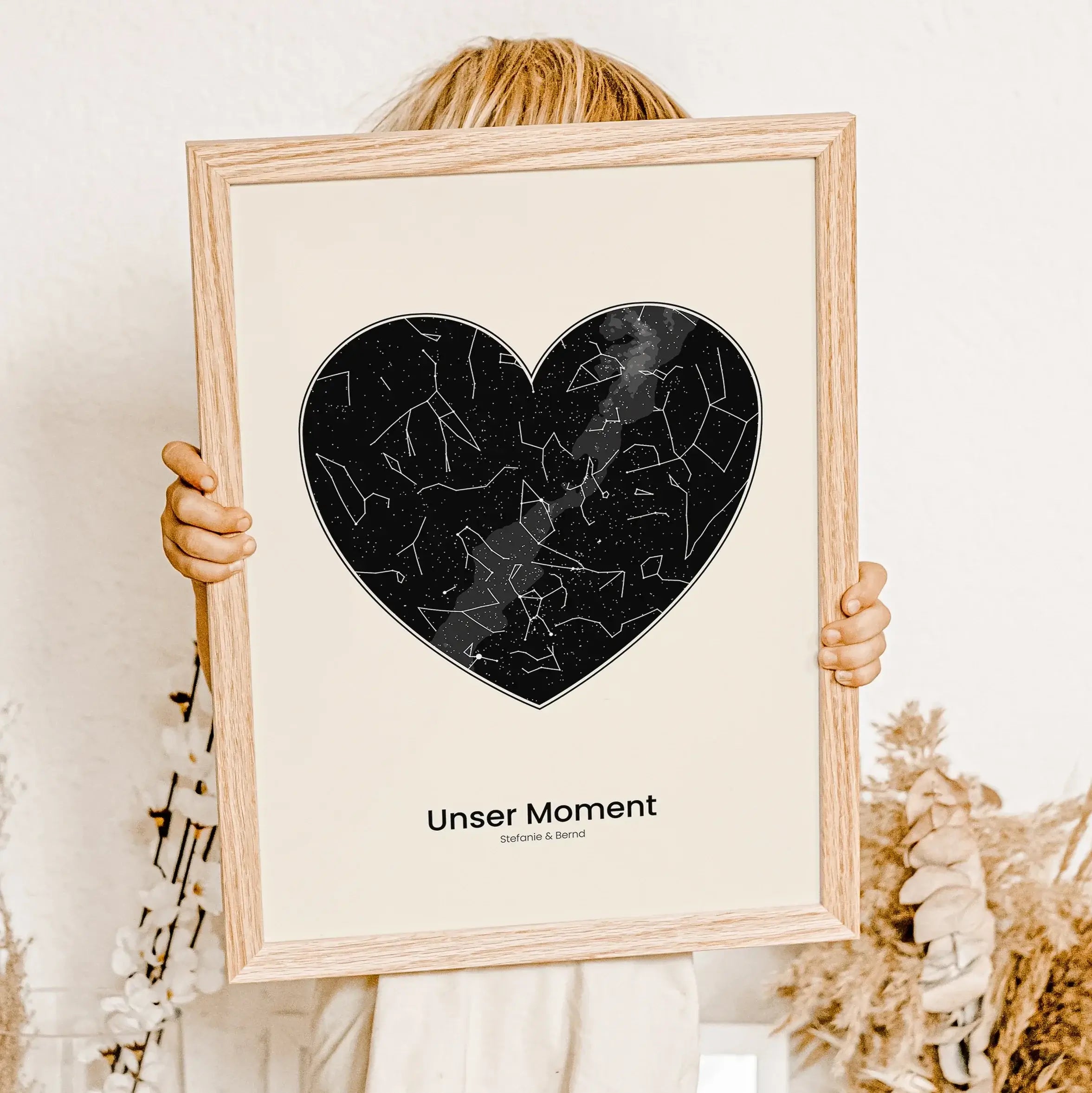 Sternenkarte Poster Herz - Personalisiertes Poster - famprints - Entdecke das einzigartige Sternenkarte Poster Herz – dein personalisiertes Kunstwerk, das den Sternenhimmel zu einem ganz besonderen Moment zeigt. Gib einfach Ort, Datum und Uhrzeit ein, und