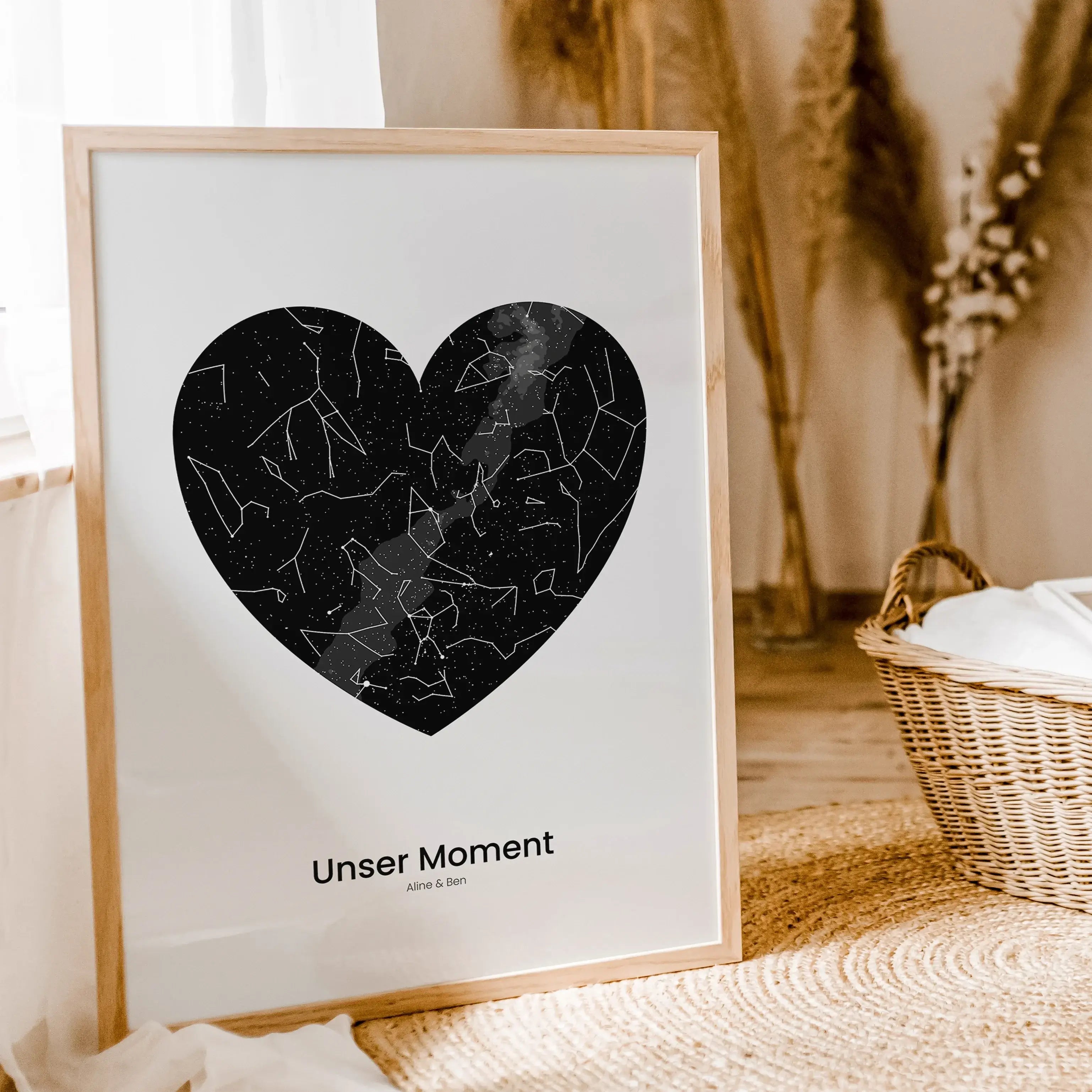 Sternenkarte Poster Herz - Personalisiertes Poster - famprints - Entdecke das einzigartige Sternenkarte Poster Herz – dein personalisiertes Kunstwerk, das den Sternenhimmel zu einem ganz besonderen Moment zeigt. Gib einfach Ort, Datum und Uhrzeit ein, und