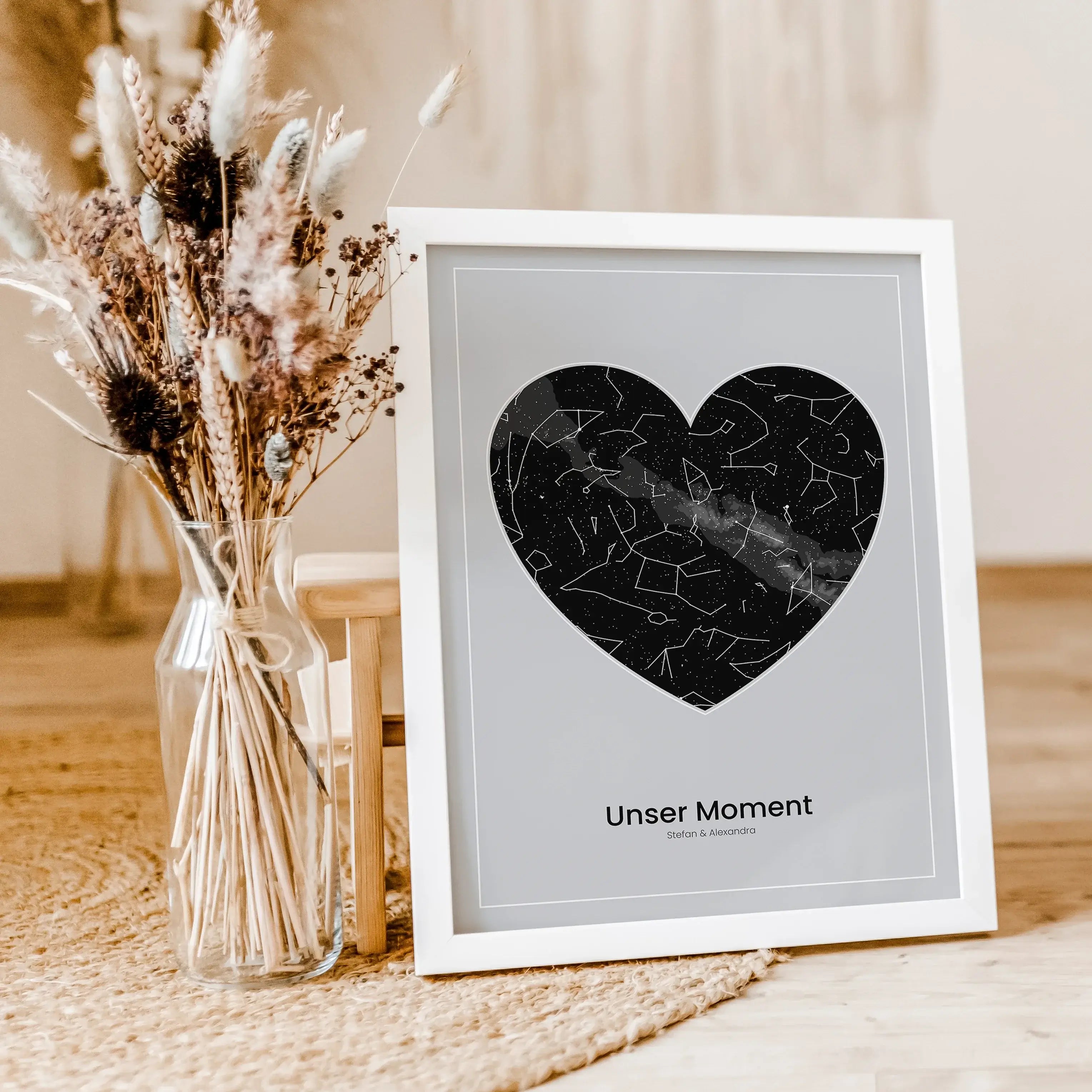 Sternenkarte Poster Herz - Personalisiertes Poster - famprints - Entdecke das einzigartige Sternenkarte Poster Herz – dein personalisiertes Kunstwerk, das den Sternenhimmel zu einem ganz besonderen Moment zeigt. Gib einfach Ort, Datum und Uhrzeit ein, und