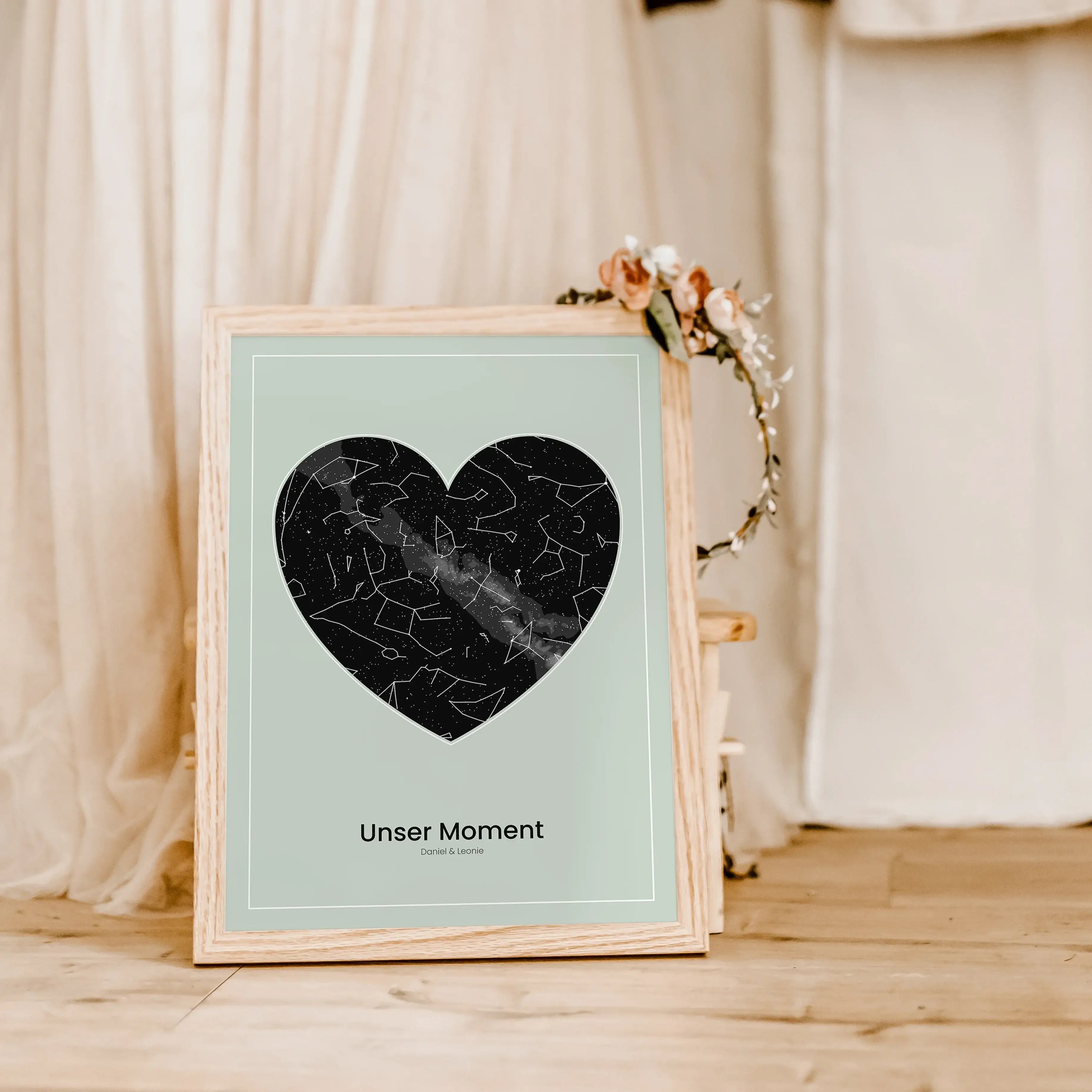 Sternenkarte Poster Herz - Personalisiertes Poster - famprints - Entdecke das einzigartige Sternenkarte Poster Herz – dein personalisiertes Kunstwerk, das den Sternenhimmel zu einem ganz besonderen Moment zeigt. Gib einfach Ort, Datum und Uhrzeit ein, und