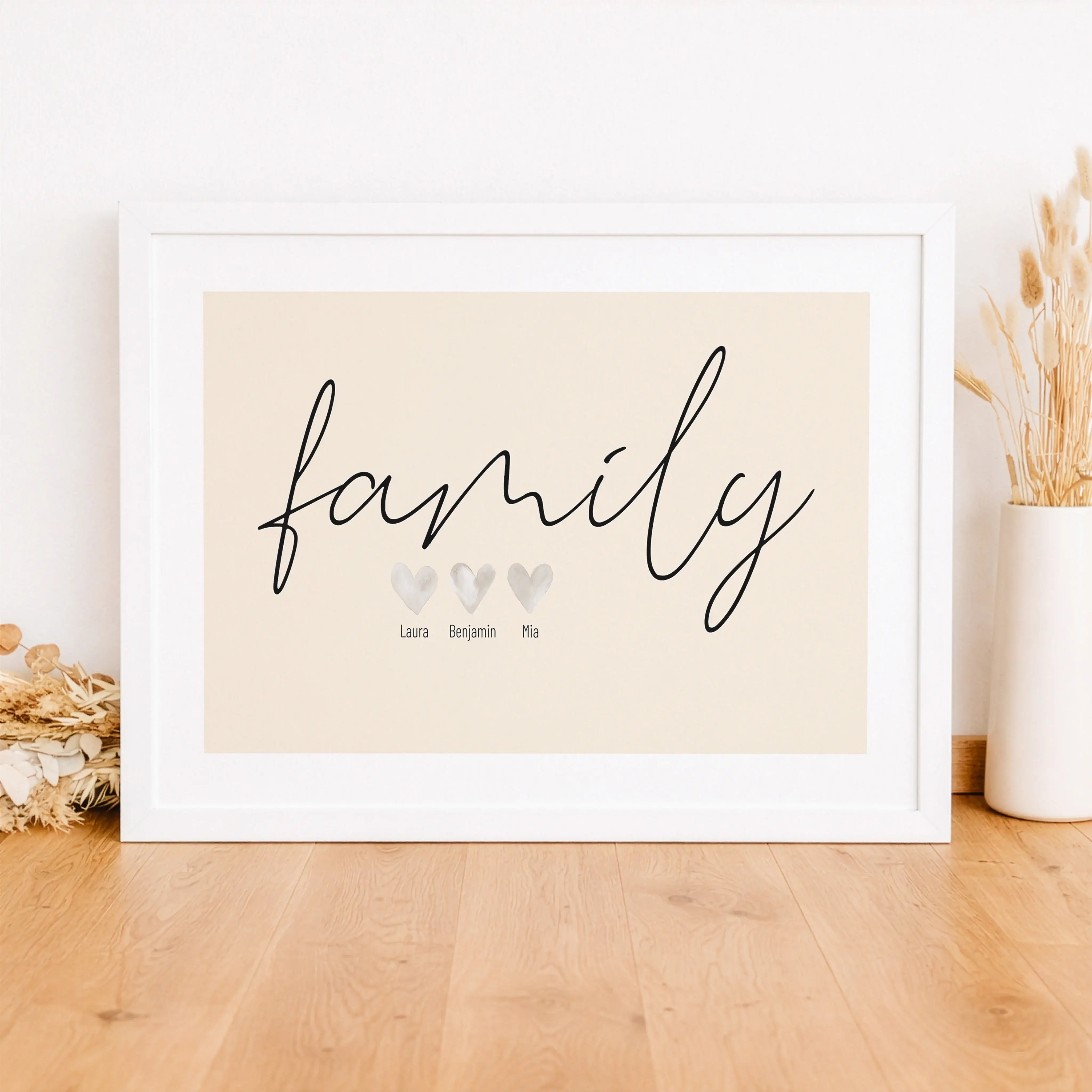 Familienposter Family Herz-Personalisiertes Poster-famprints-Das Familienposter Family Herz ist eine stilvolle Möglichkeit, eure Familie sichtbar zu machen. Im Mittelpunkt steht der handgeschriebene Schriftzug, den du wahlweise als family oder familie ges