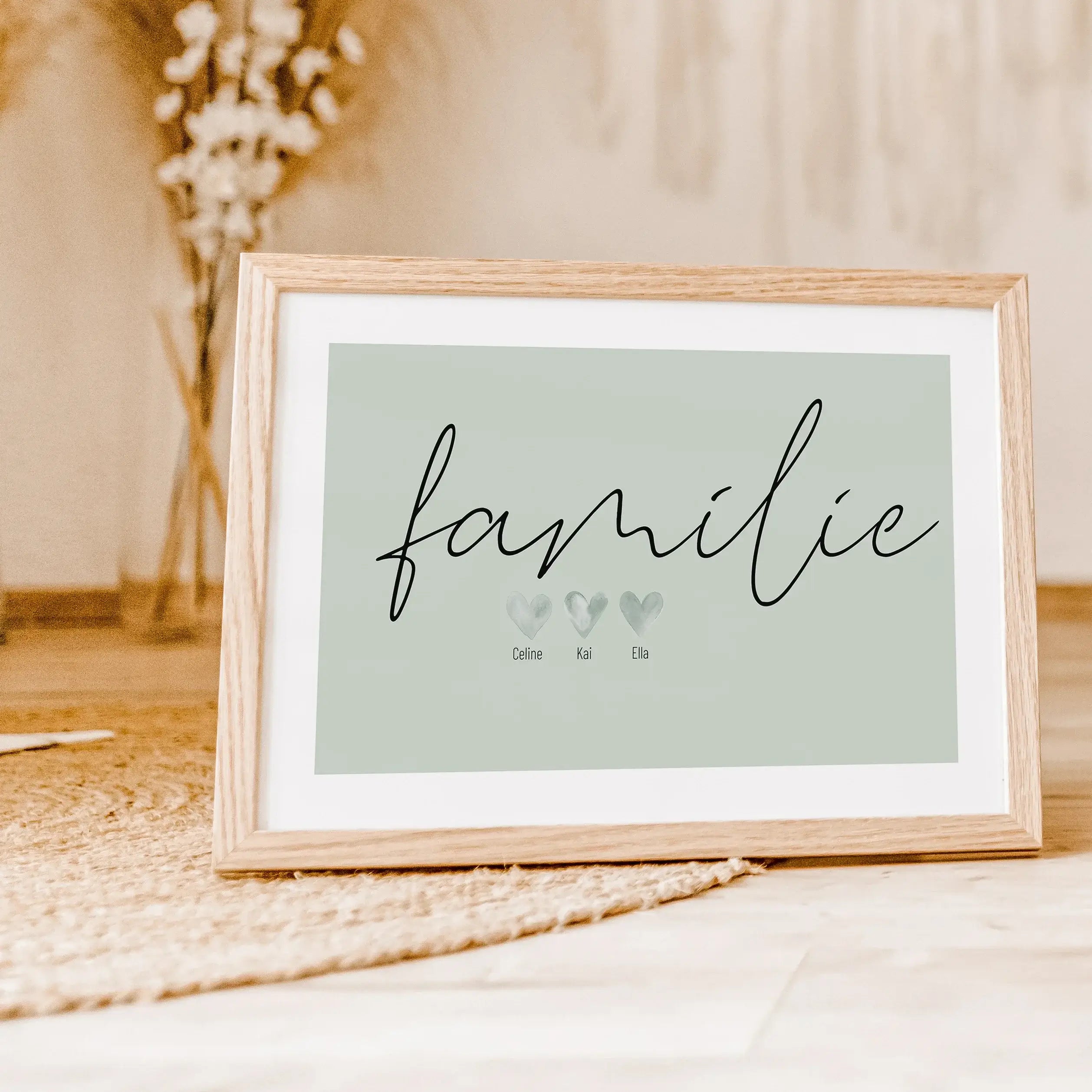 Familienposter Family Herz-famprints-Personalisiertes Poster-Auf dem Familienposter 'Family' Herz findest du den handgeschriebenen 'family' Schriftzug. Darunter befinden sich bis zu 6 gemalte Wasserfarben Herzen die auf deine Personalisierung warten. Mit