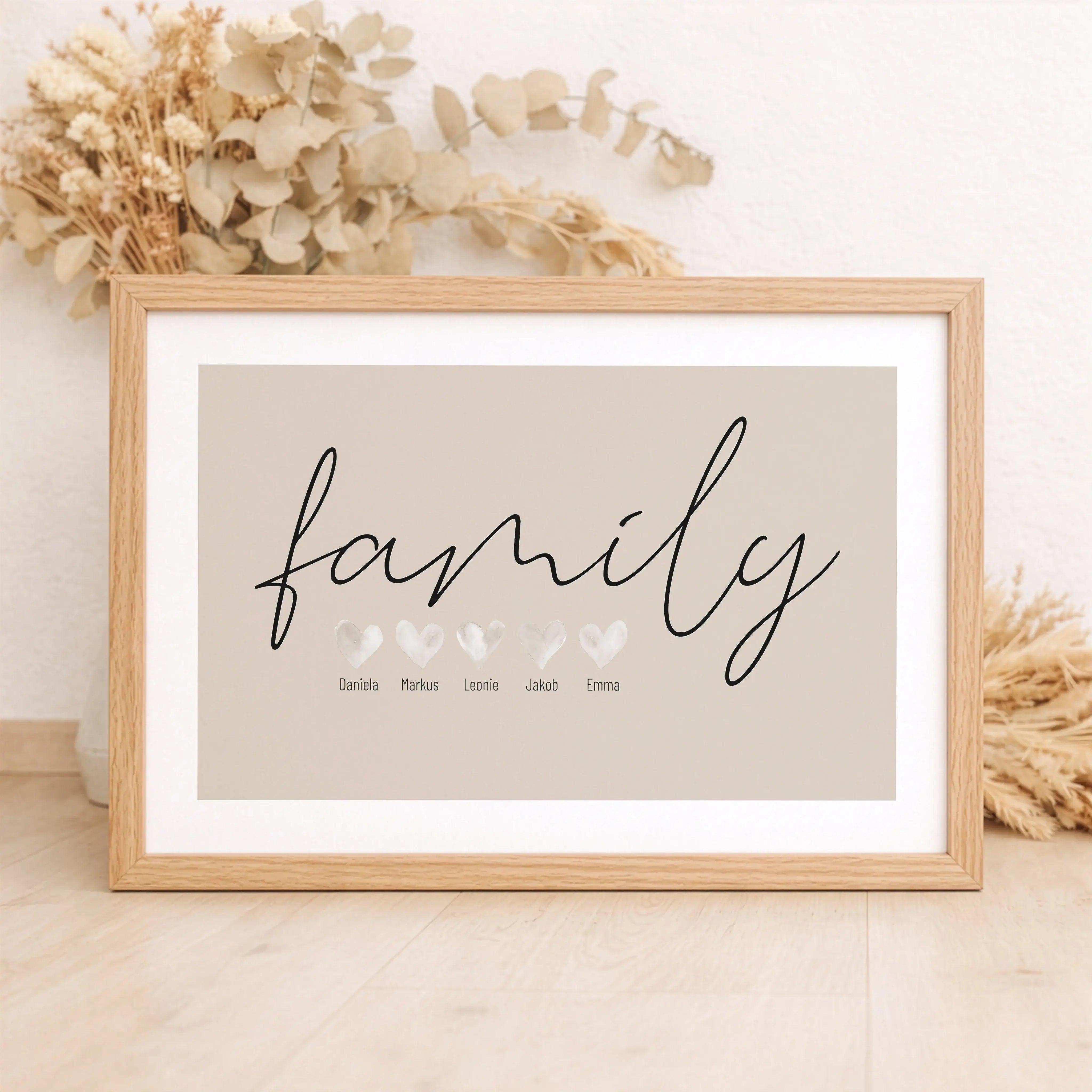 Familienposter Family Herz-Personalisiertes Poster-famprints-Das Familienposter Family Herz ist eine stilvolle Möglichkeit, eure Familie sichtbar zu machen. Im Mittelpunkt steht der handgeschriebene Schriftzug, den du wahlweise als family oder familie ges