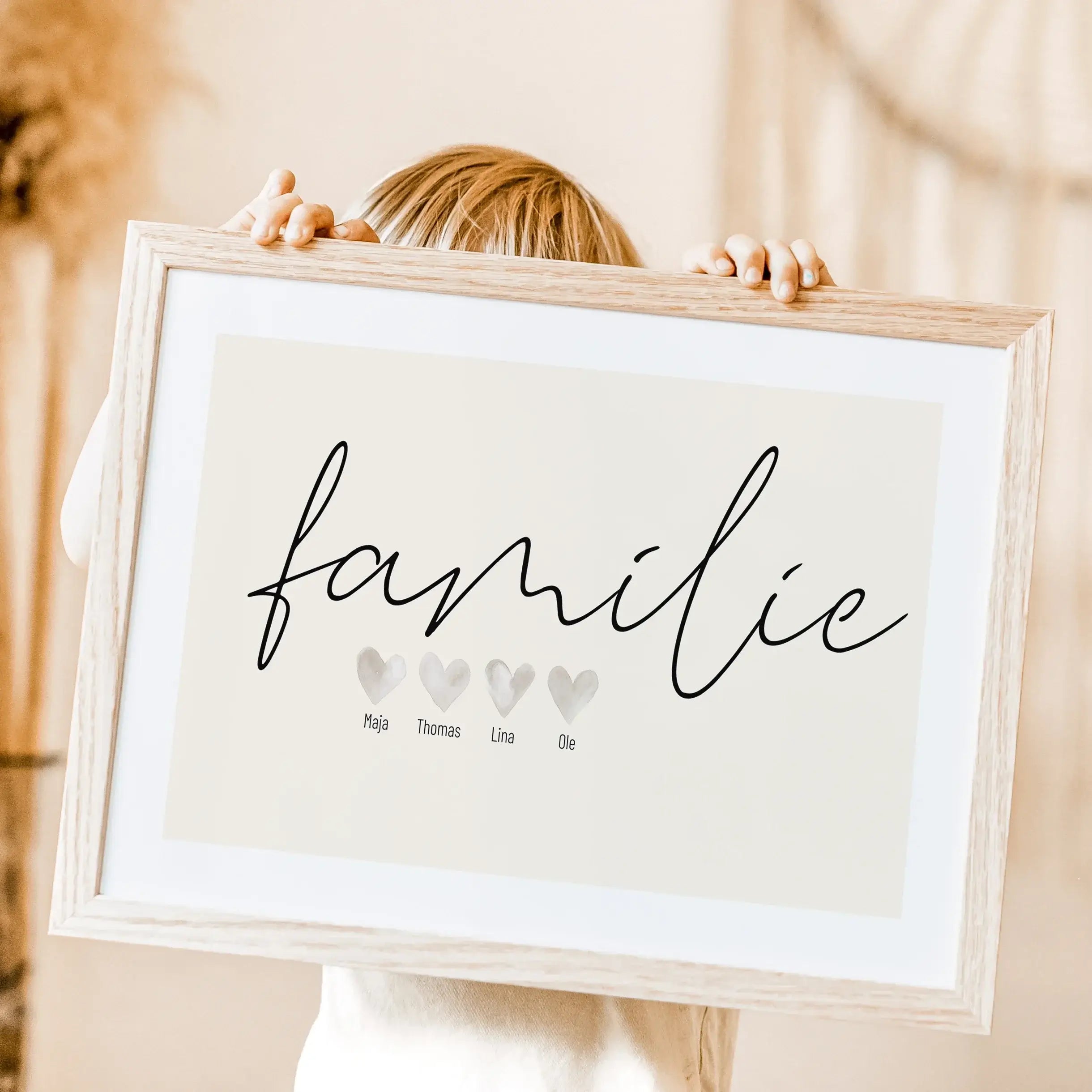 Familienposter Family Herz-famprints-Personalisiertes Poster-Auf dem Familienposter 'Family' Herz findest du den handgeschriebenen 'family' Schriftzug. Darunter befinden sich bis zu 6 gemalte Wasserfarben Herzen die auf deine Personalisierung warten. Mit