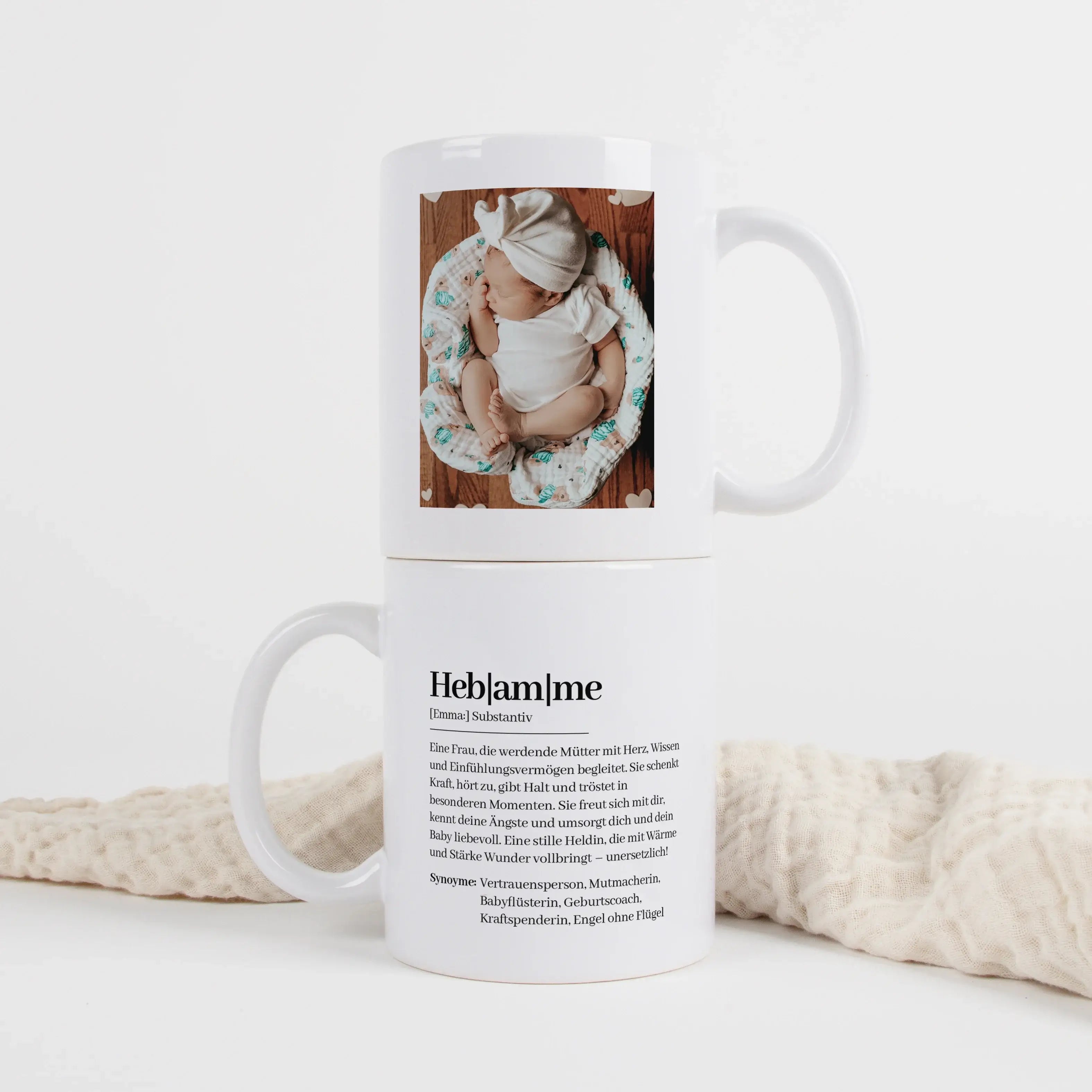 Tasse Definition Hebamme-Keramik Tasse-famprints-Die Tasse Definition Hebamme ist ein persönliches Geschenk für einen Menschen, der in einer ganz besonderen Zeit an deiner Seite war. Das Design im liebevollen Duden Stil beschreibt mit einfühlsamen Worten,
