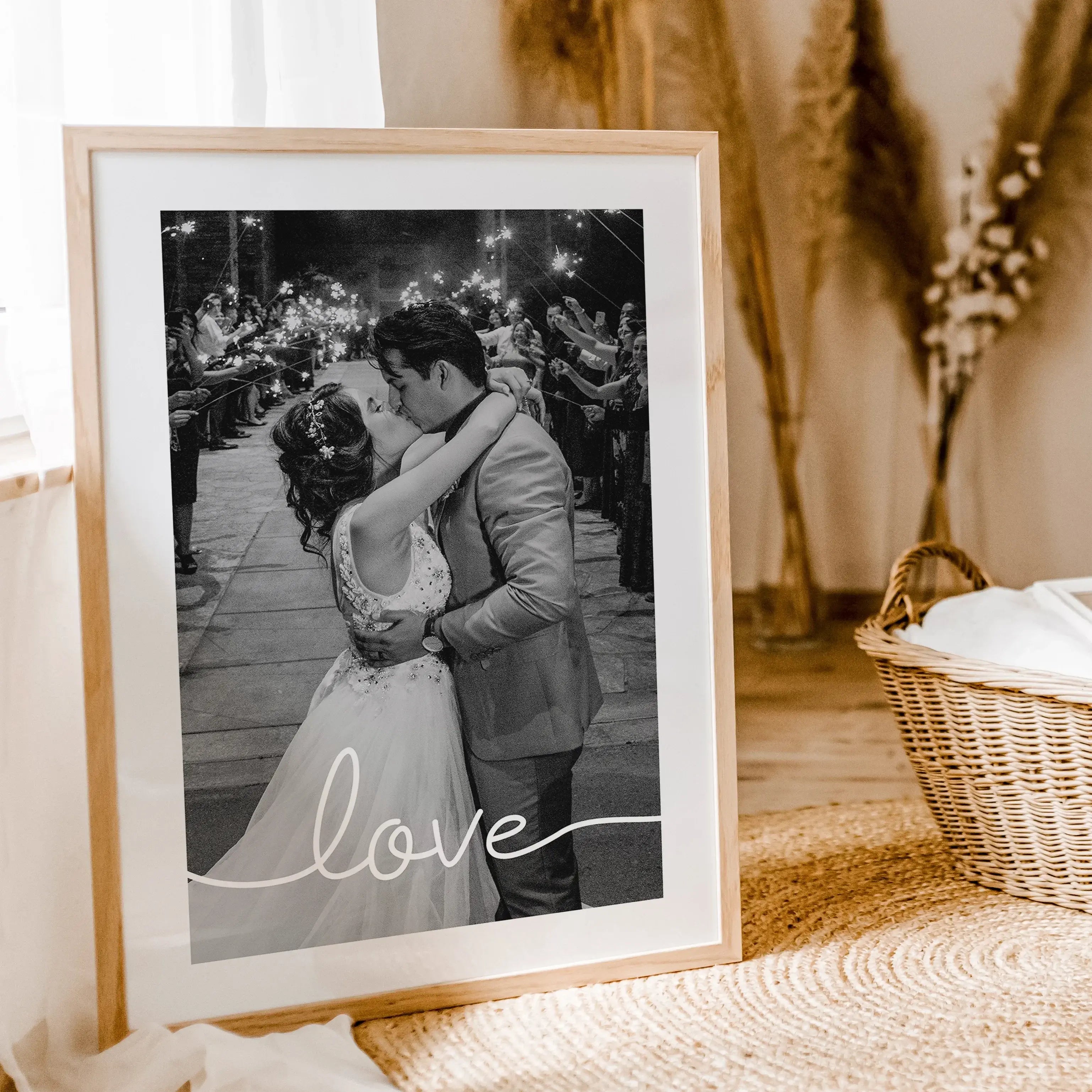Hochzeitsposter love-famprints-Personalisiertes Poster-Auf dem Hochzeitsposter 'love' findest du den Schriftzug 'love' über deinem persönlichen Foto. Sende uns hierzu einfach dein Foto und wähle ob die Farbdarstellung in Farbe oder Schwarz-Weiß sein soll.