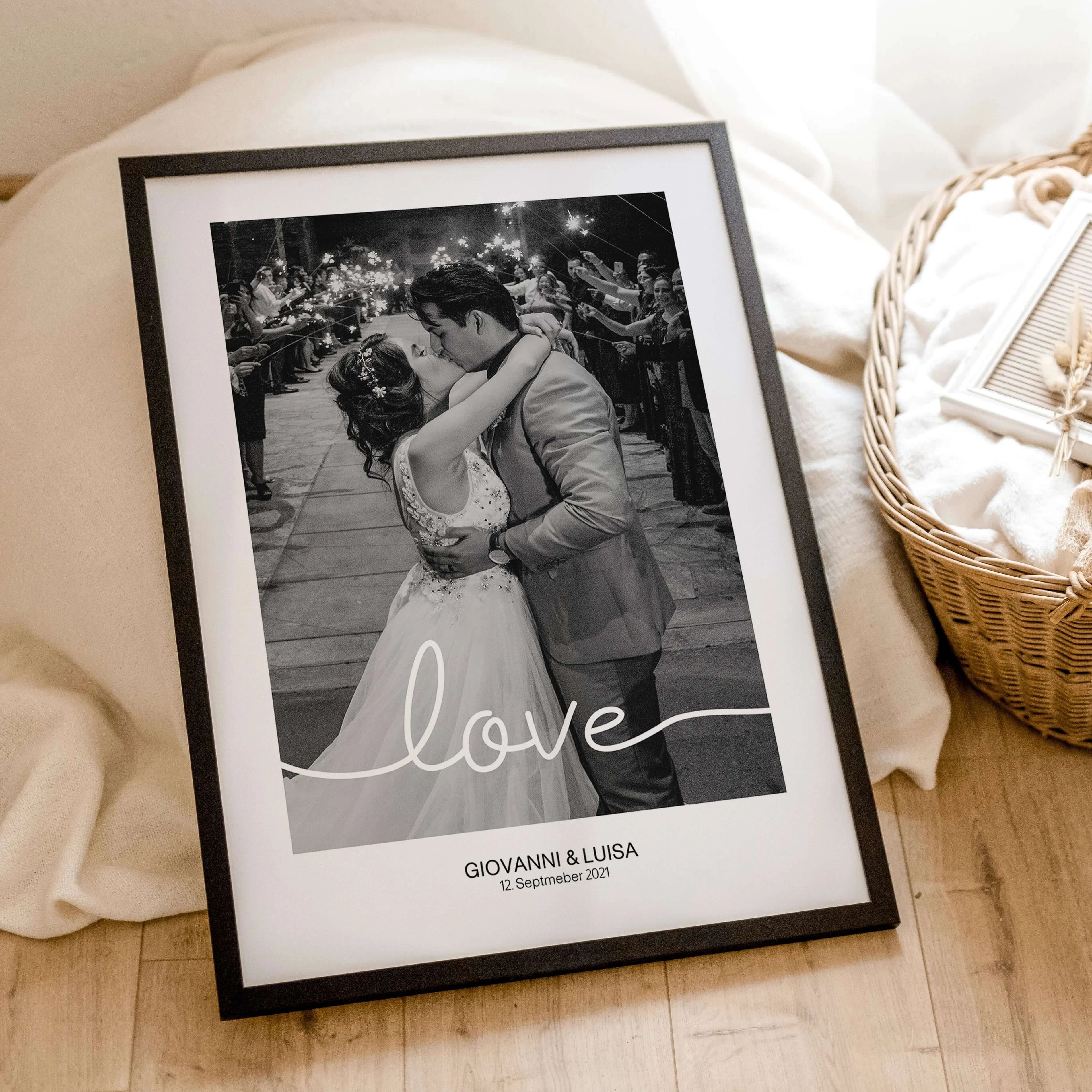 Hochzeitsposter love-famprints-Personalisiertes Poster-Auf dem Hochzeitsposter 'love' findest du den Schriftzug 'love' über deinem persönlichen Foto. Sende uns hierzu einfach dein Foto und wähle ob die Farbdarstellung in Farbe oder Schwarz-Weiß sein soll.