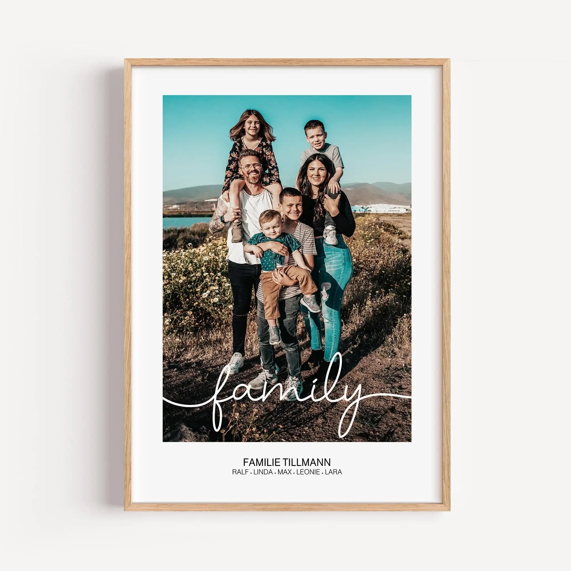 Familienposter mit Foto-Personalisiertes Poster-famprints-Ein Familienposter mit Foto von famprints hält das fest, was euch als Familie ausmacht. Dein Lieblingsfoto wird zum Mittelpunkt eines hochwertigen Posters, das du im Konfigurator individuell gestal