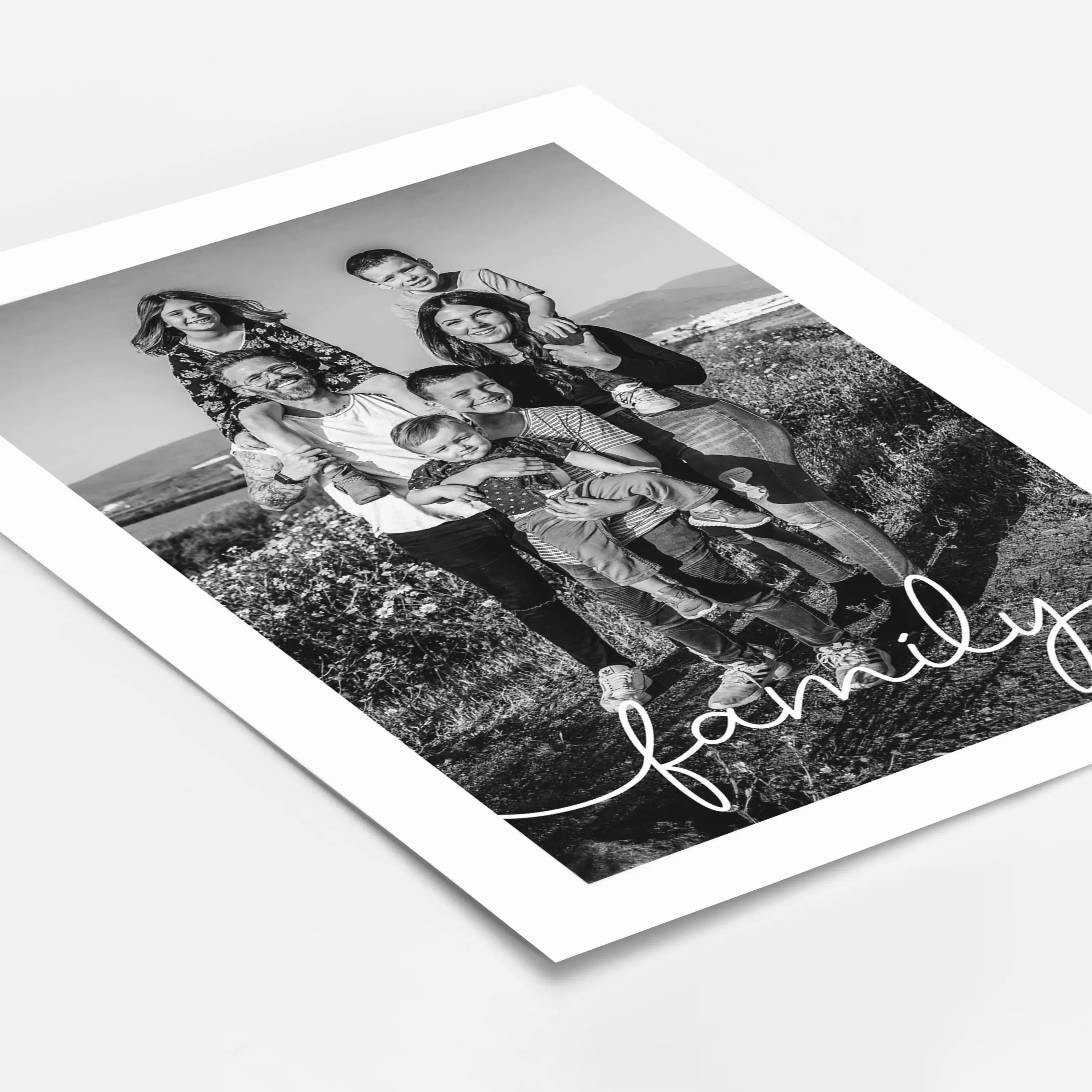 Familienposter mit Foto-Personalisiertes Poster-famprints-Ein Familienposter mit Foto von famprints hält das fest, was euch als Familie ausmacht. Dein Lieblingsfoto wird zum Mittelpunkt eines hochwertigen Posters, das du im Konfigurator individuell gestal