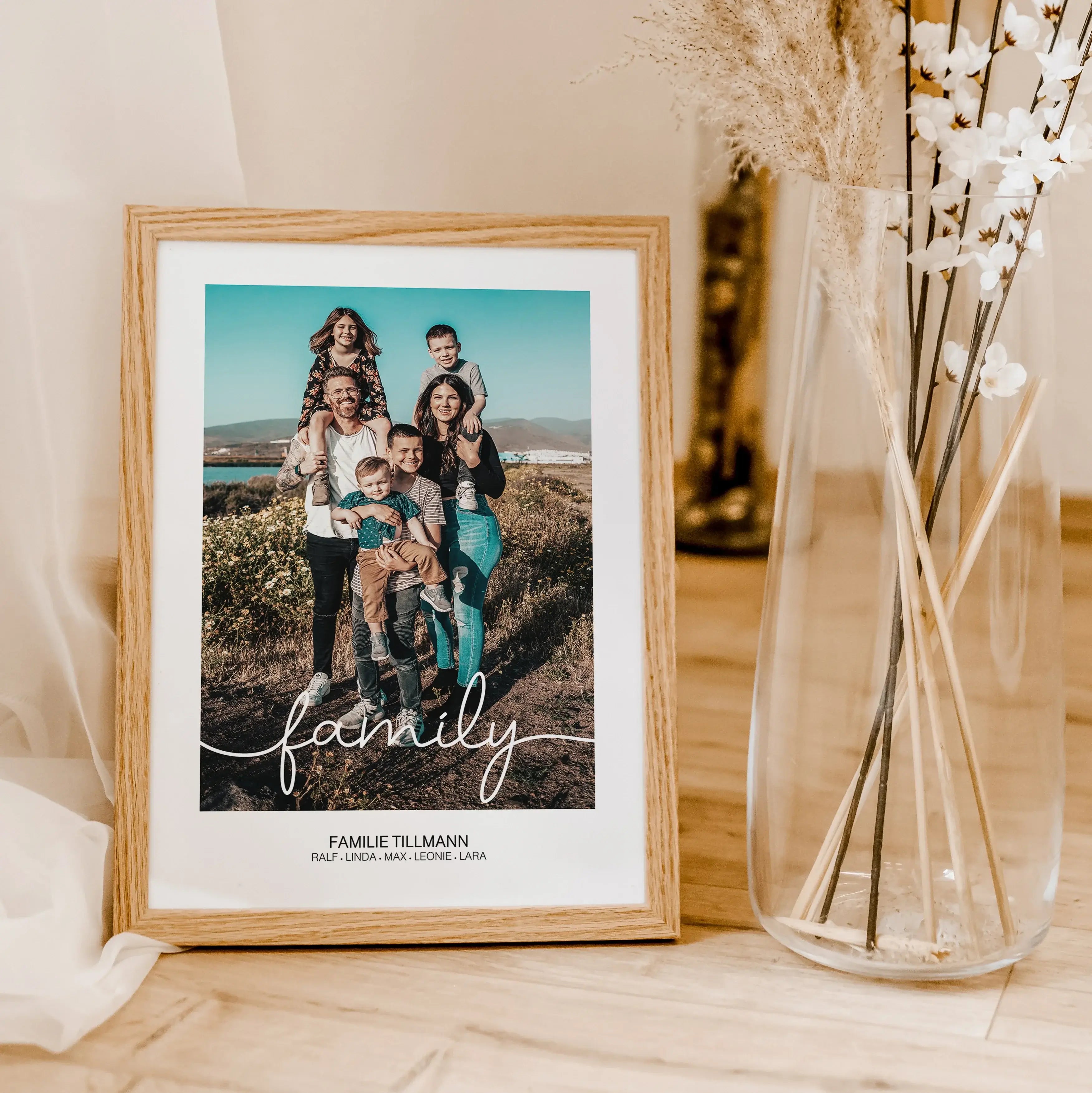 Familienposter mit Foto-famprints-Personalisiertes Poster-Das Familienposter mit Foto kannst du mit deinem persönlichen Foto und deiner Personalisierung individuell nach deinen Wünschen gestalten. Sende uns dein Foto und wähle ob dein Foto in Farbe oder s