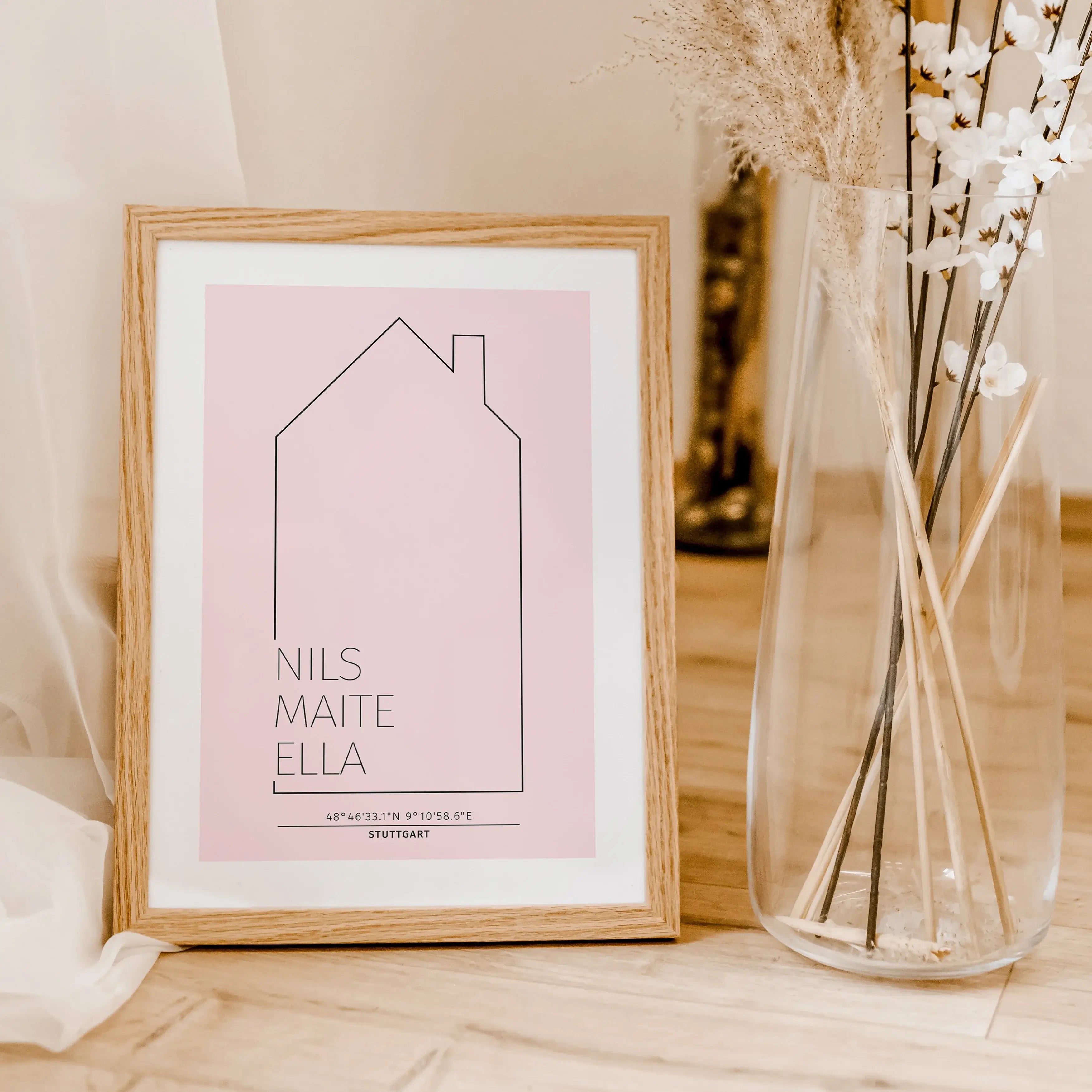 Familienposter Haus Kontur-famprints-Personalisiertes Poster-Auf dem Familienposter mit Namen 'Haus Kontur' findest du ein Haus in Line Art in verschiedenen Farbvarianten und 6 unterschiedlichen Größen. Das Poster kannst du mit deinem Wunschtext personali