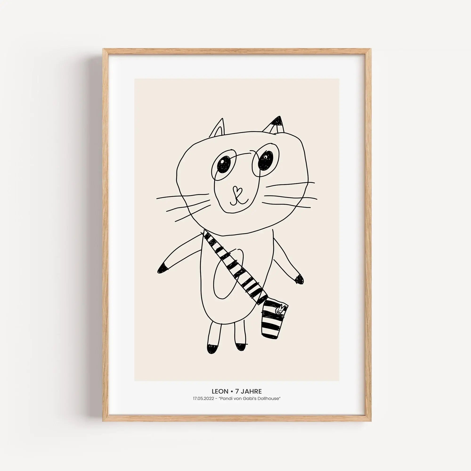 Kinderkunst Poster-famprints-Personalisiertes Poster-Von Buntstiften zum Kunstwerk – So wird aus deiner Kinderzeichnung ein einzigartiges Poster Poster! Der kleine Picasso in deiner Familie hat dir wieder ein Kunstwerk gemalt und du fragst dich was du mit